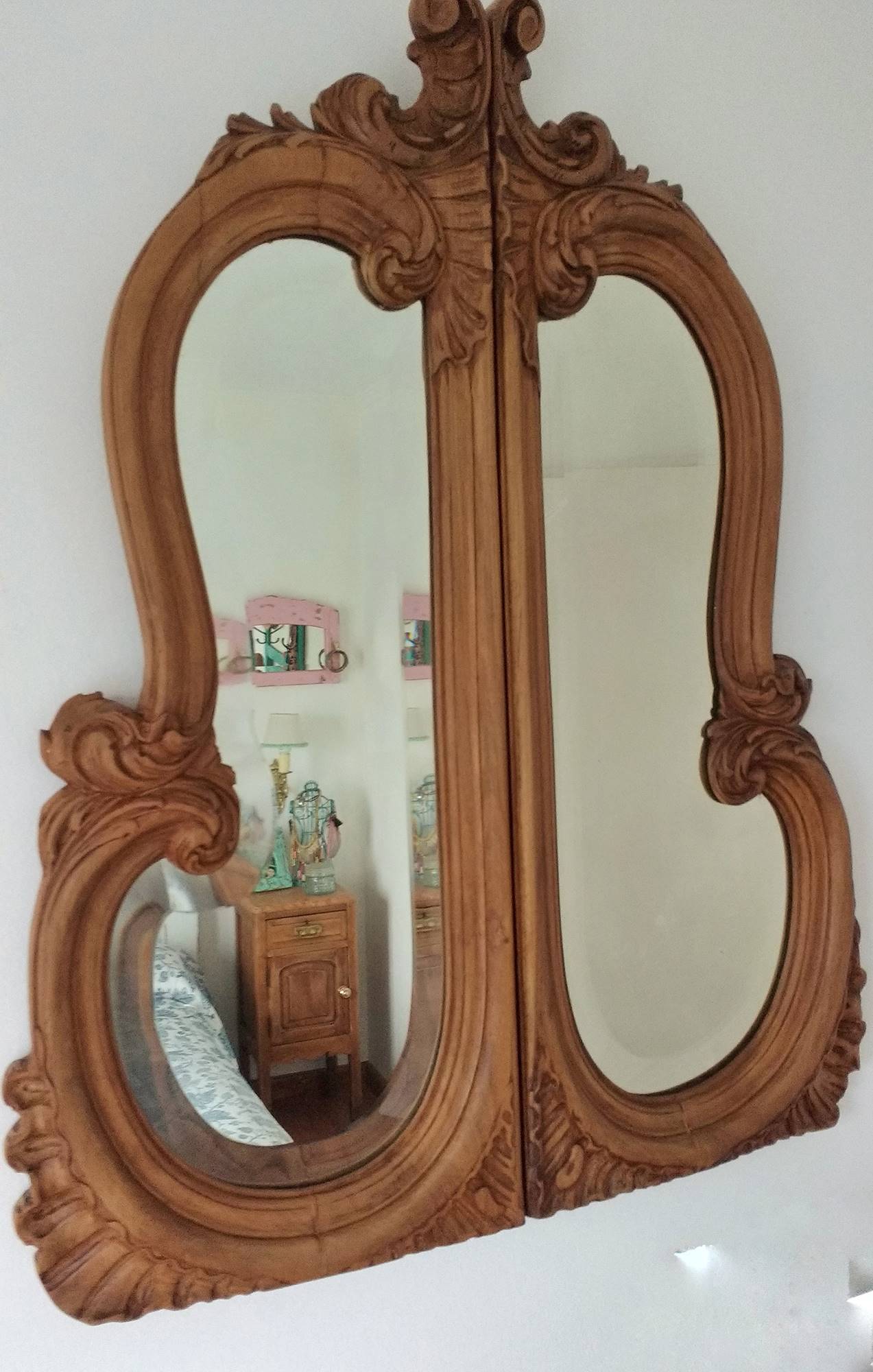 Espejo antiguo con marco ornamental de madera