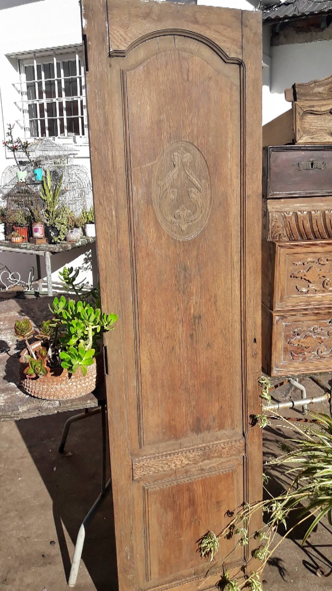 Puerta de madera antigua de un armario ropero