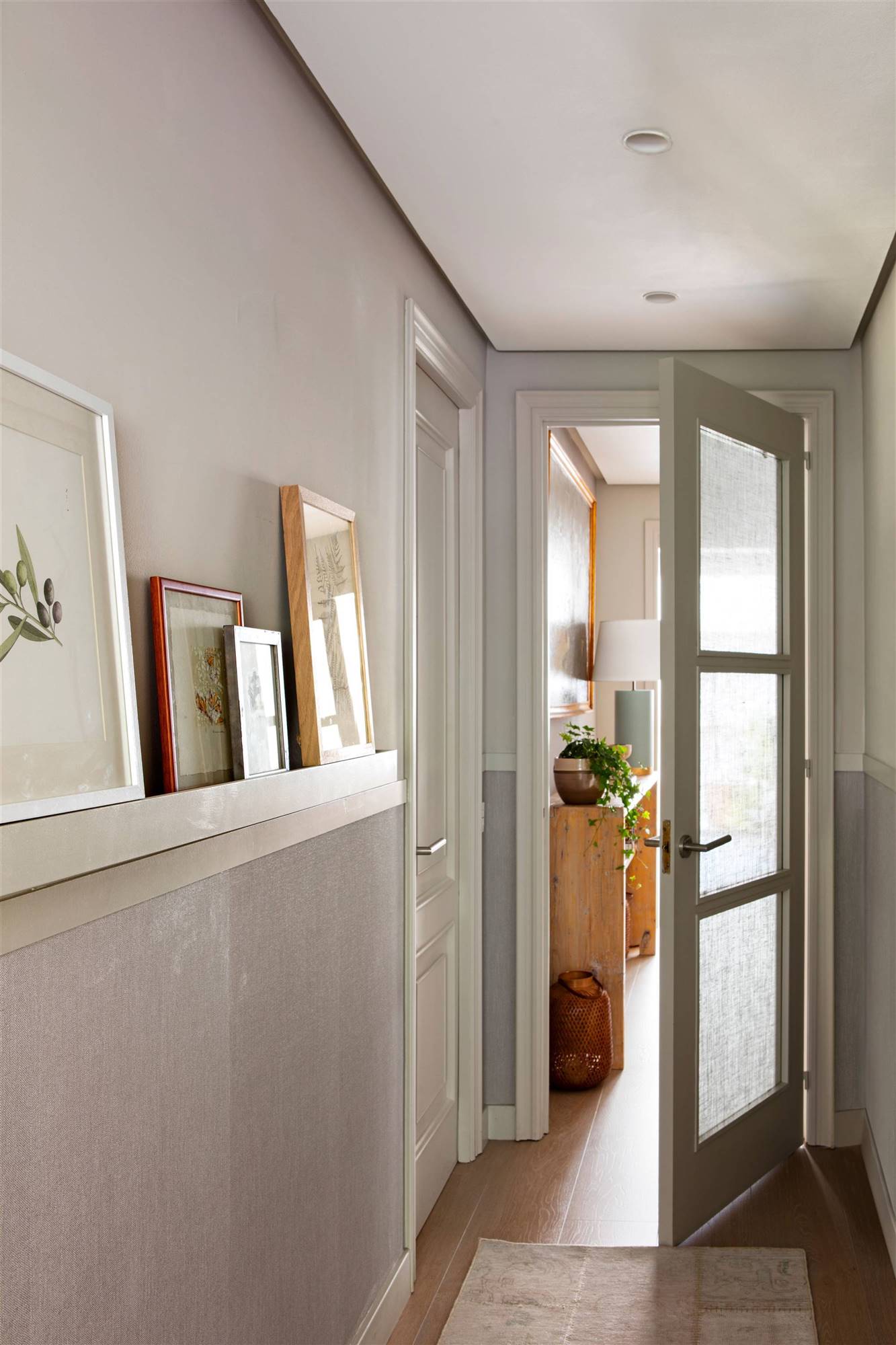 Cómo decorar un pasillo estrecho en tu piso de alquiler