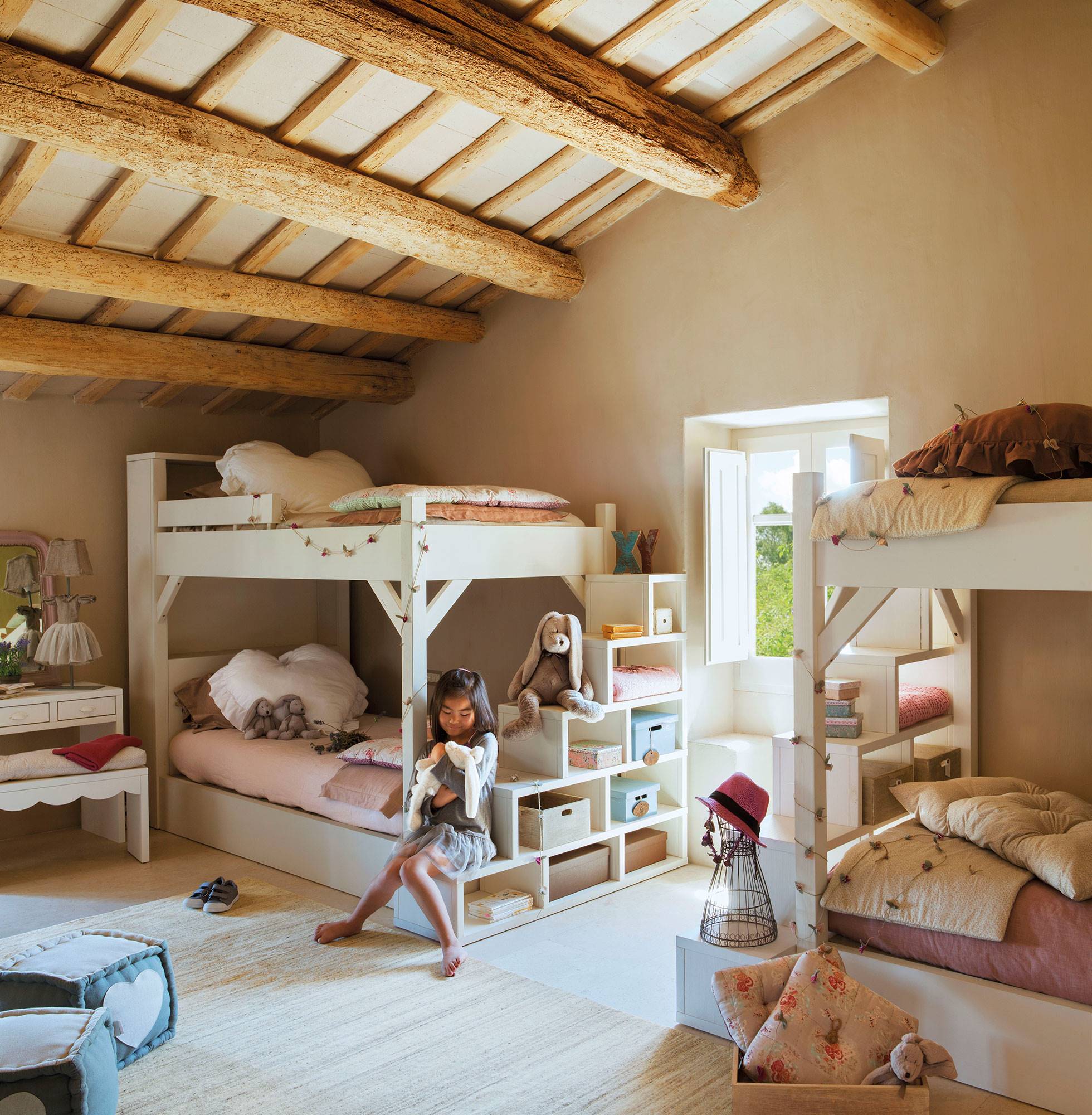 Dormitorio infantil en casa de campo con dos literas