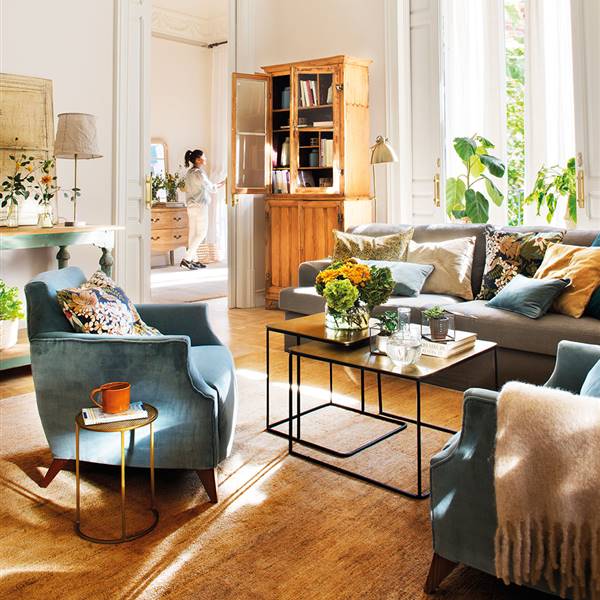 Combinaciones que funcionan: 20 ejemplos de sofá moderno y muebles clásicos