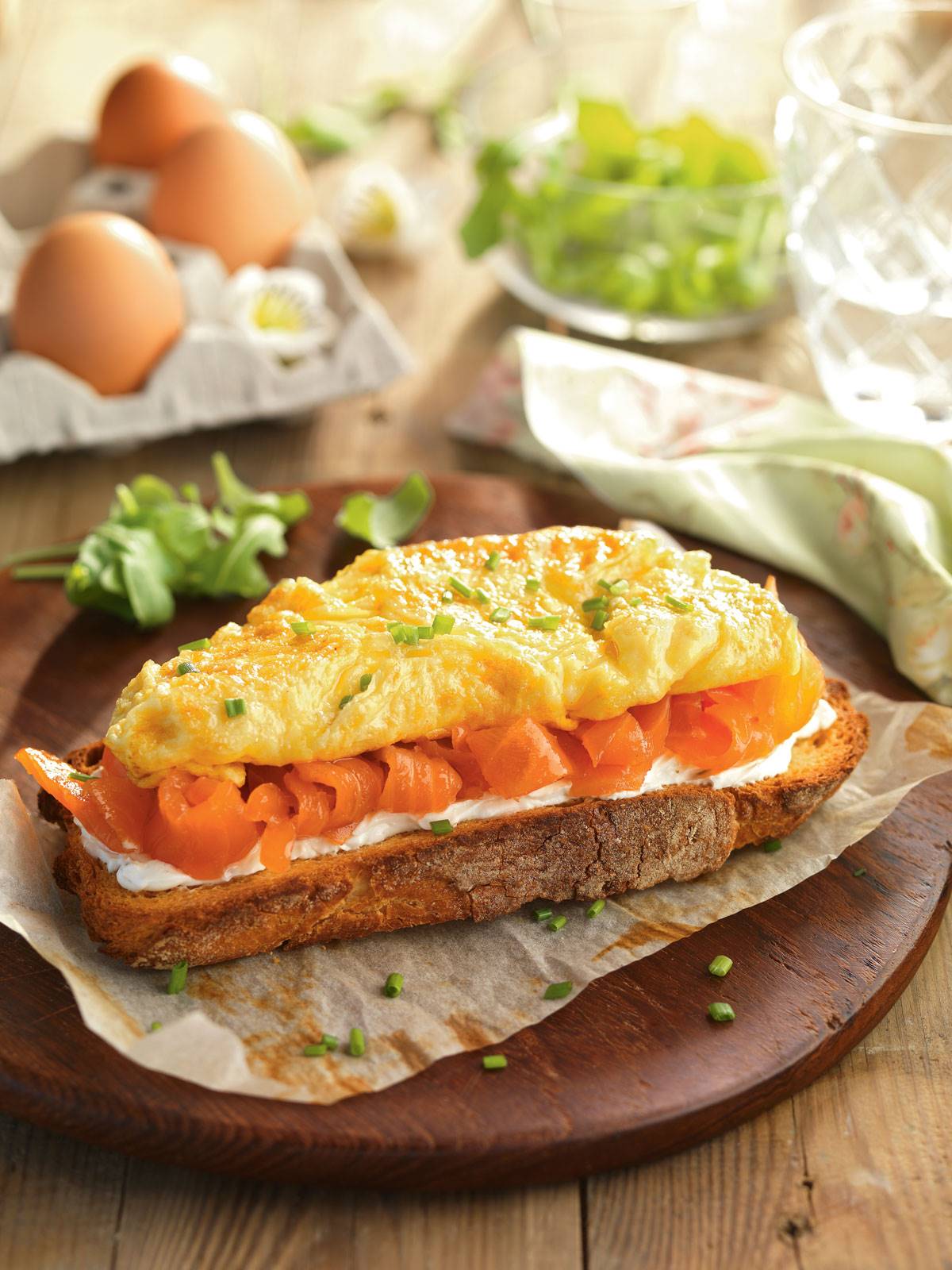 Desayunos saludables: receta de tostada de tortilla y salmón. 