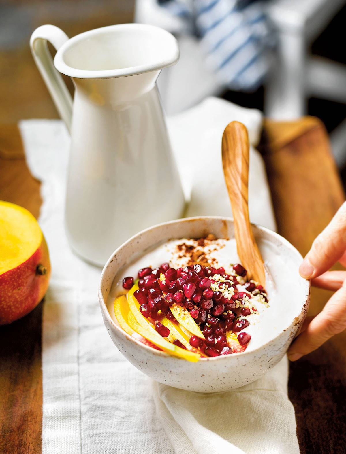 Desayunos saludables: receta de yogur casero de coco con granada. 