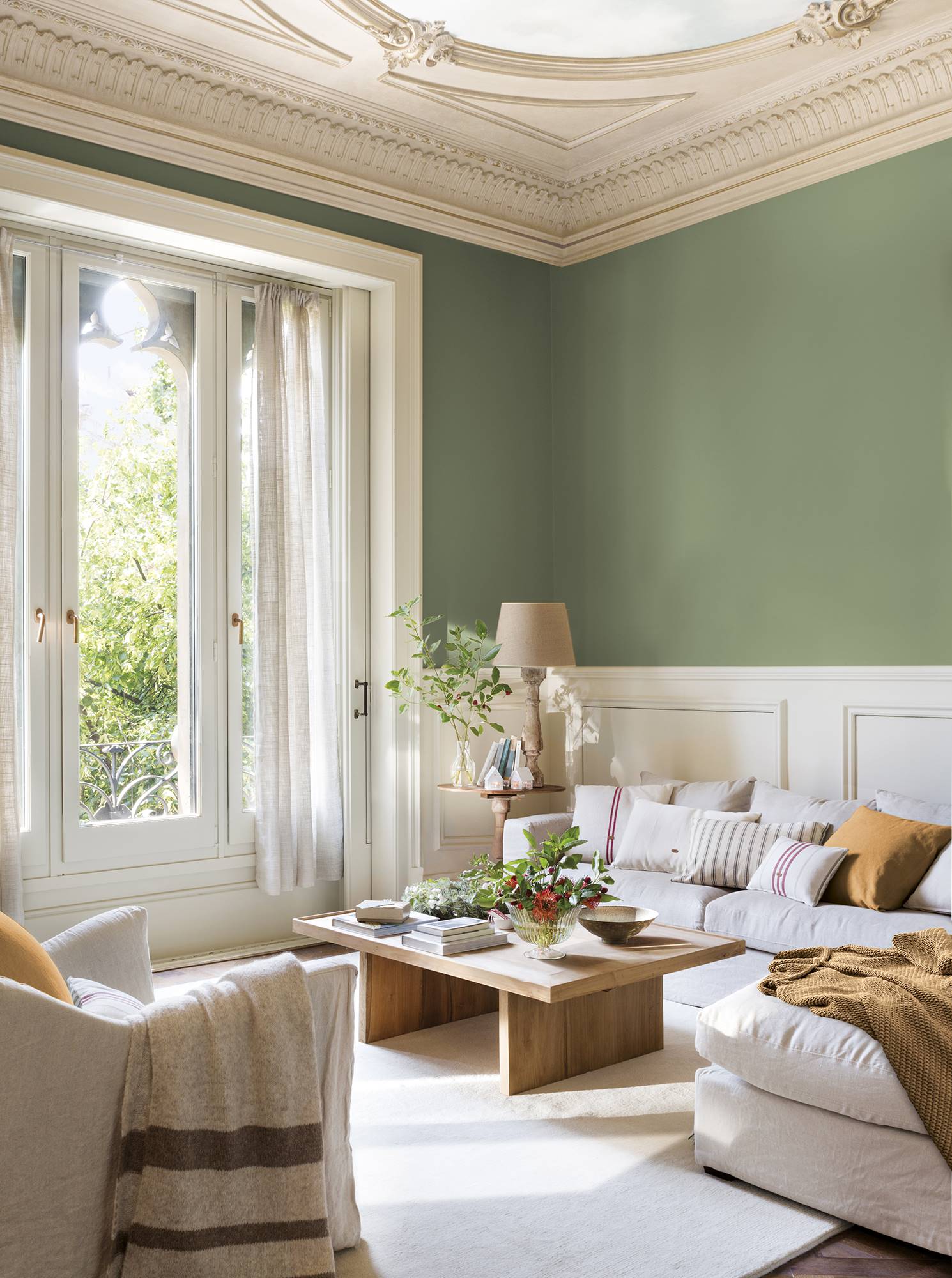 Salón clásico con paredes de color verde_00515718 O