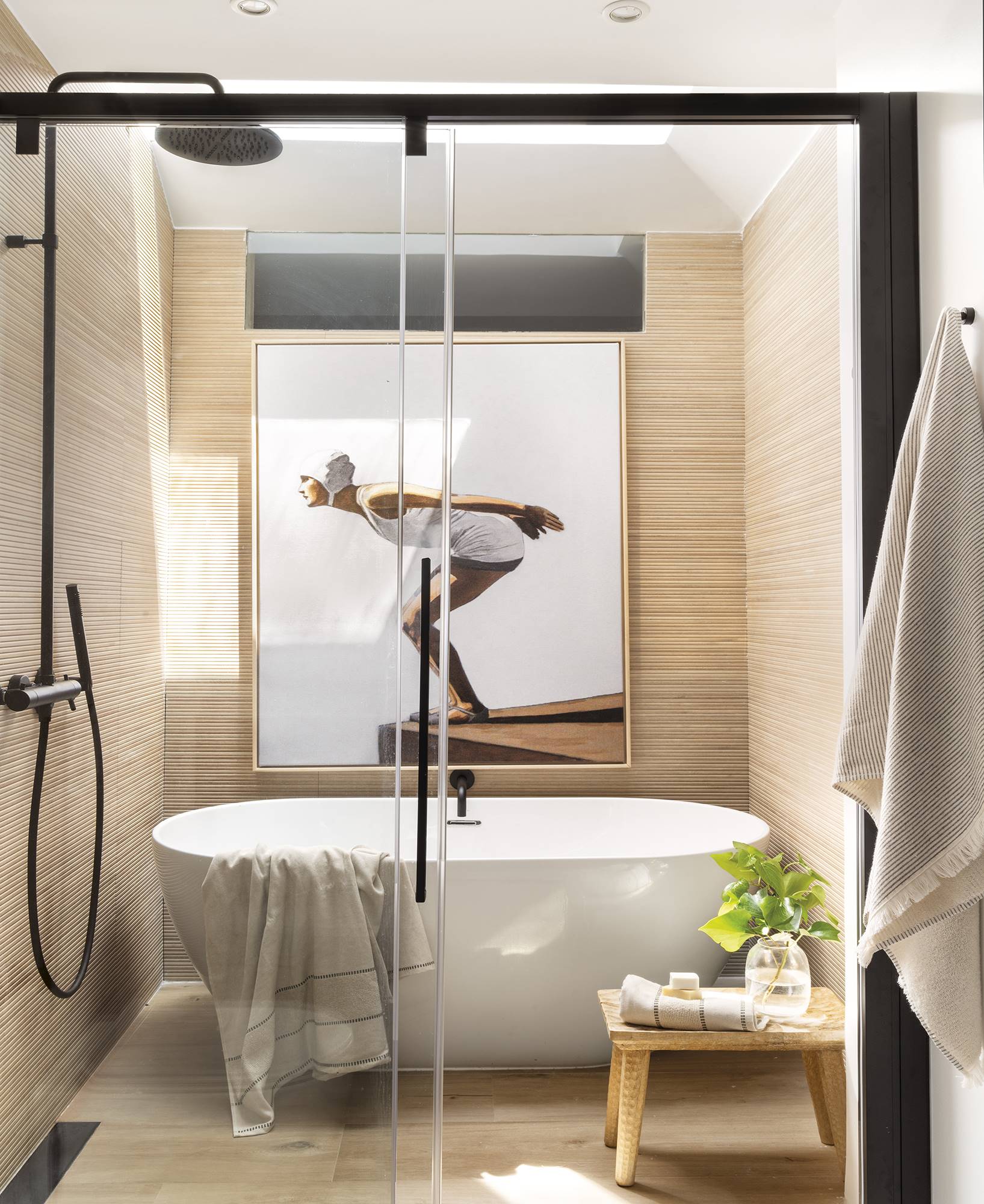 Un baño con bañera y ducha en el mismo espacio en la casa de la interiorista Paula Duarte.
