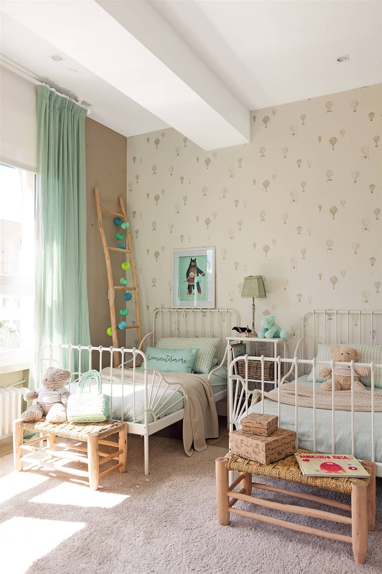 Habitación infantil con dos camas decorada en tonos mint