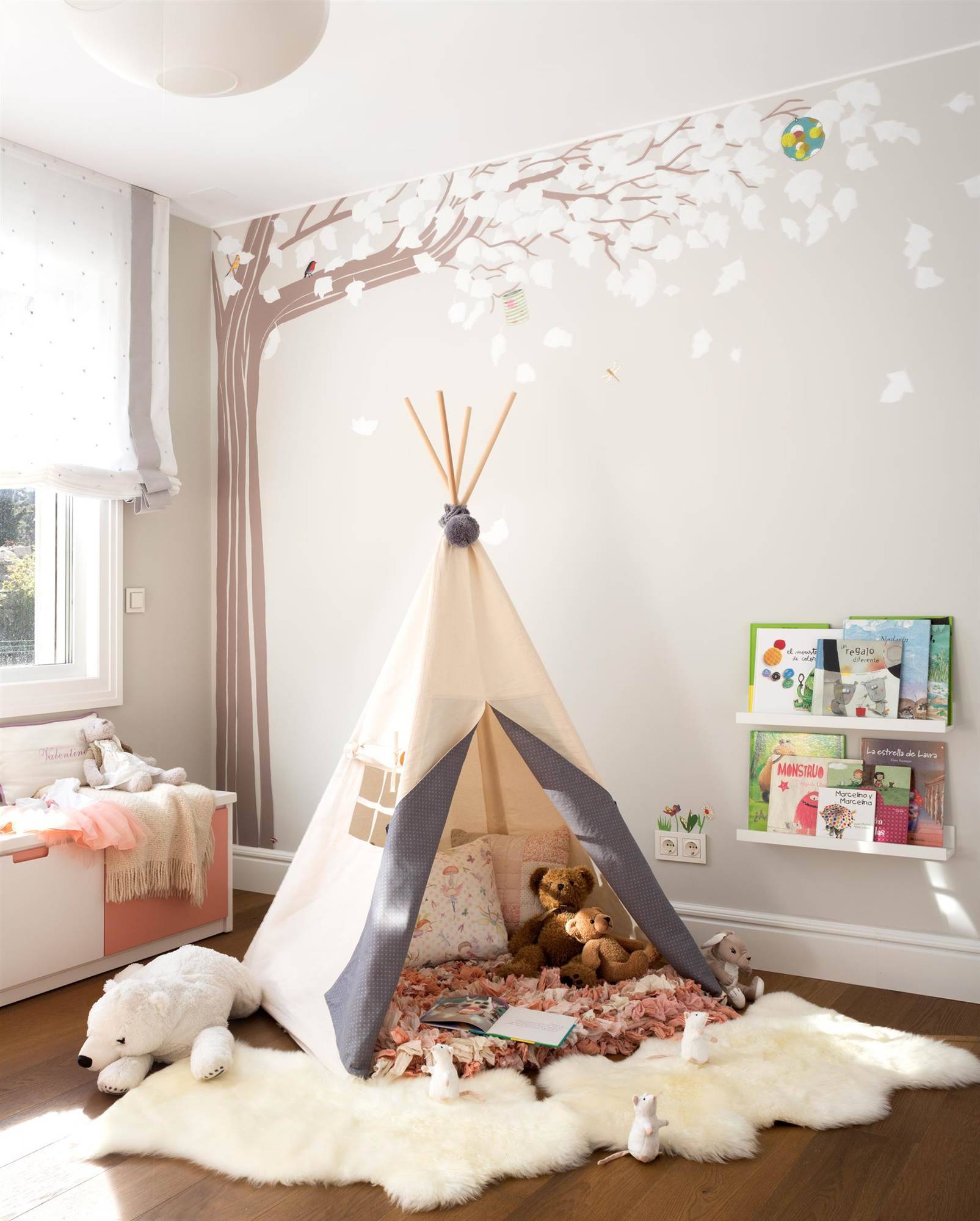 Habitación infantil con un tipi como rincón de lectura y una alfombras de pelo blanco