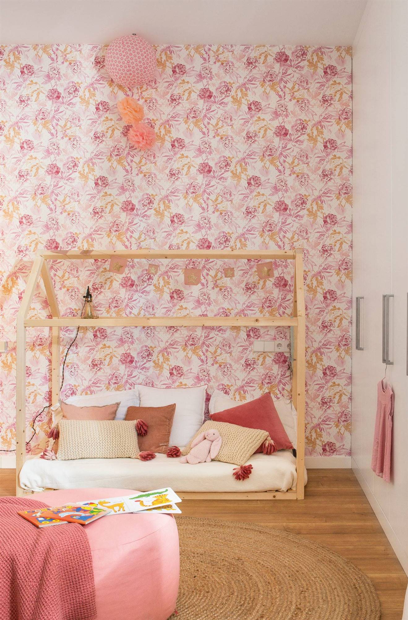 Habitación infantil con cama Montessori con estructura de casita y alfombra de fibras 483302