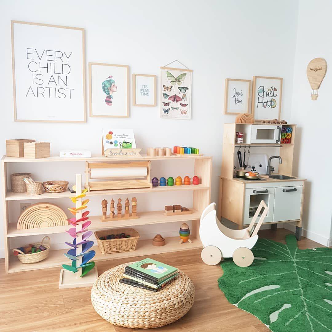 Habitación infantil decorada con el método Montessori con estanterías abiertas y una cocina de juguete