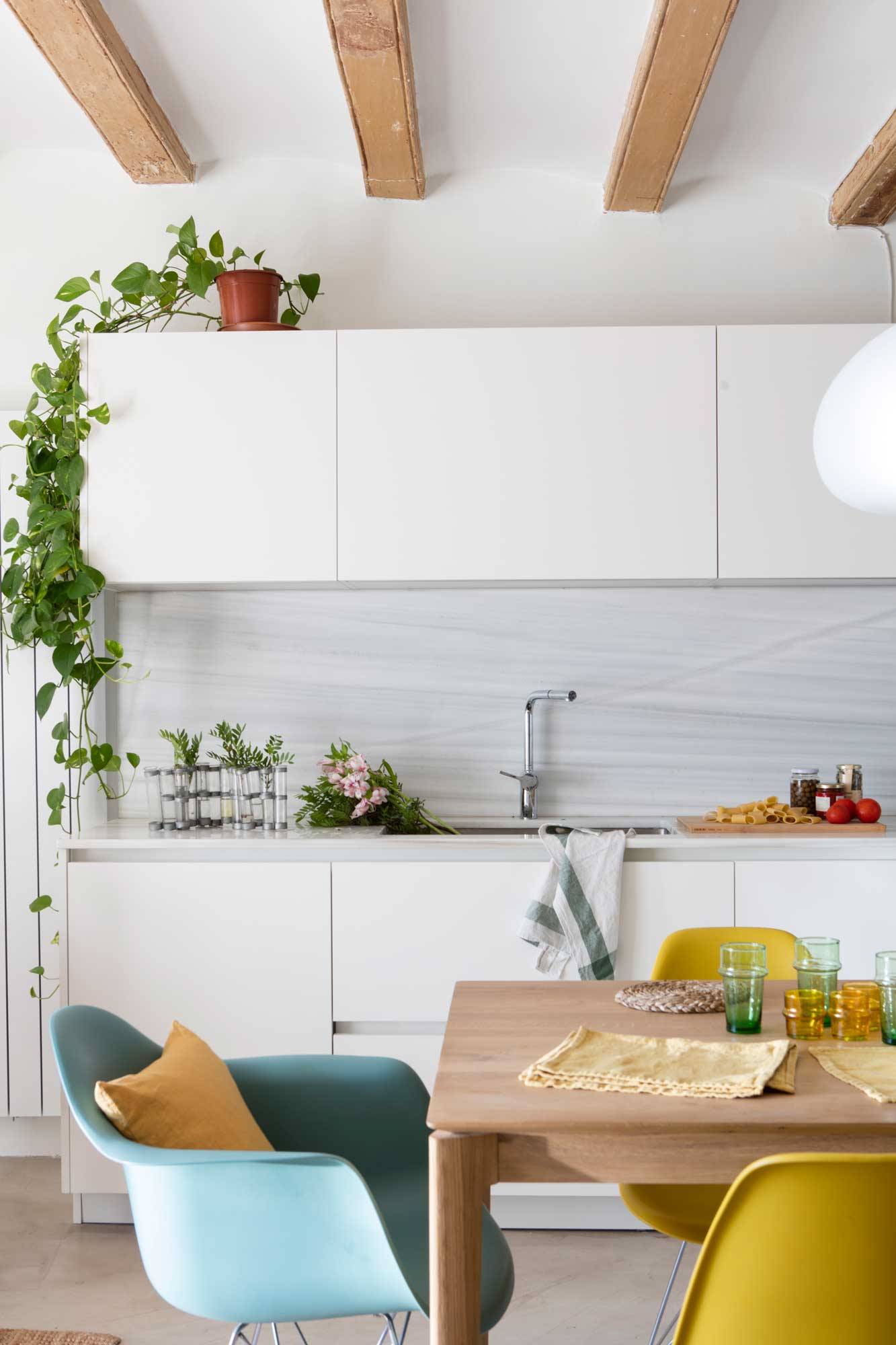 Cocina minimalista con toques rústicos con muebles de color blanco. 