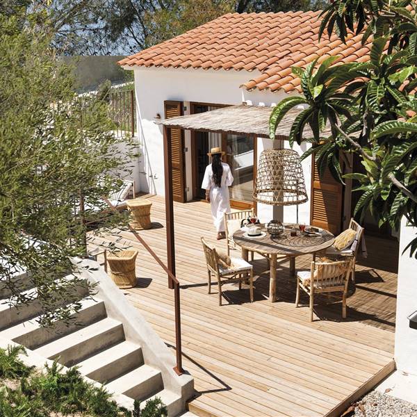 Una casita playera de estilo mediterráneo en Sitges con piscina y decorada en tonos arena