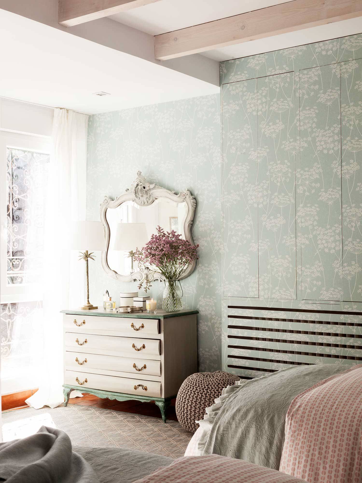 Dormitorio con cómoda clásica con detalles en verde_00477813 O