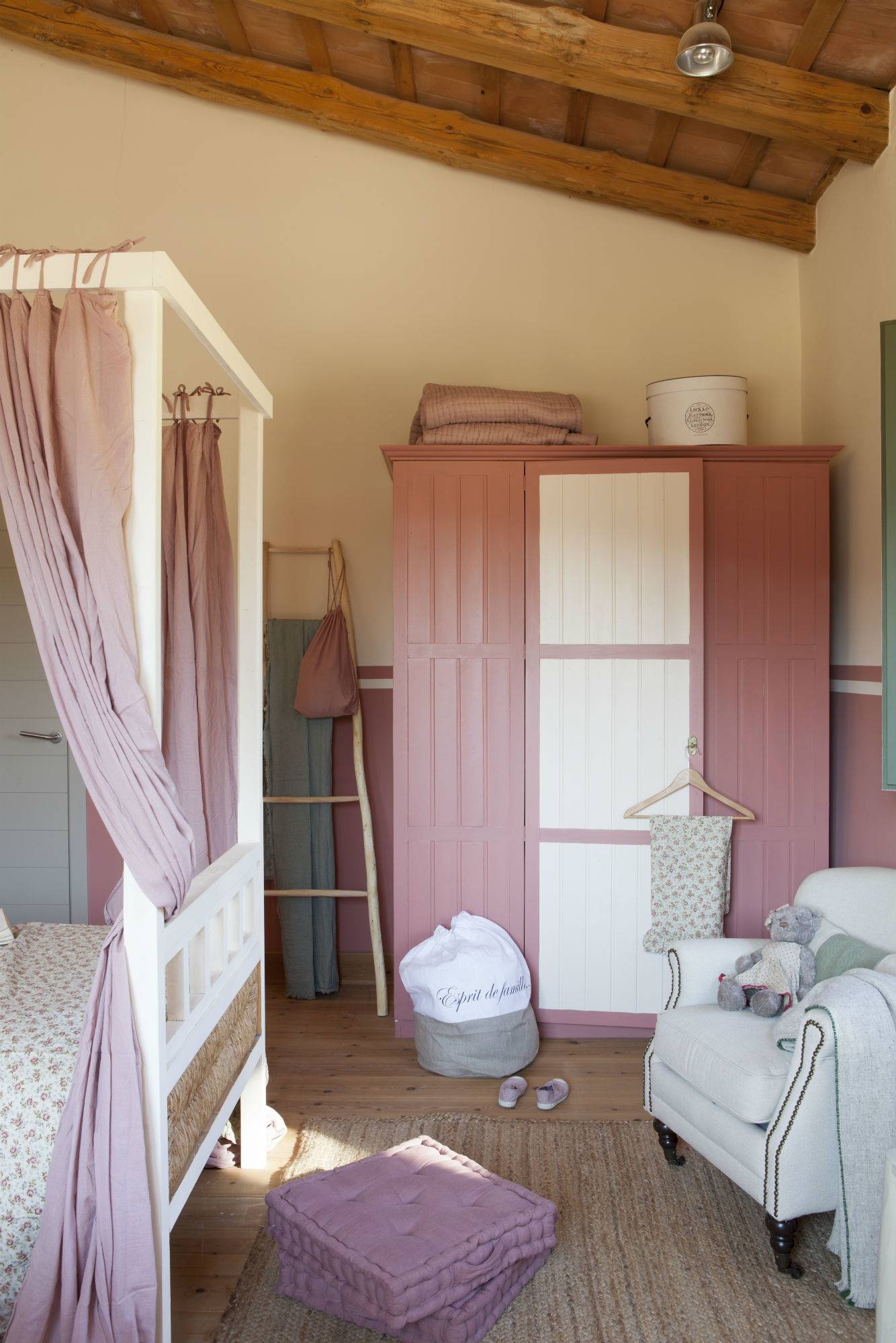 Habitación infantil con cama con dosel y armario pintado con chalk paint en color blanco y rosa 00382546