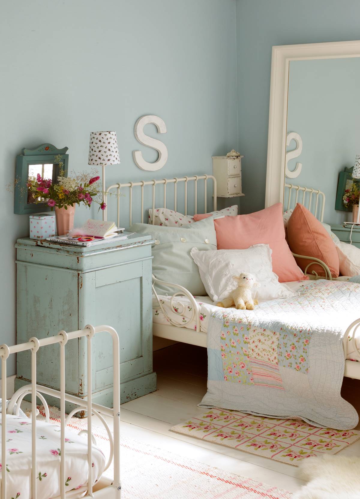 Dormitorio infantil en azul celeste y blanco con camas de hierro y mesita de madera antigua 00351852
