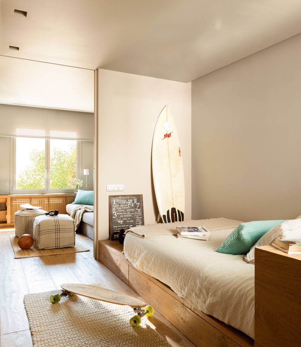 Dormitorio juvenil decorado en tonos neutros con estructura de cama de madera 00406256