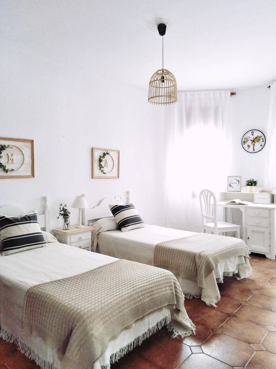 Dormitorio de aires campestres pintados a la tiza en color blanco 20190402 113446-01