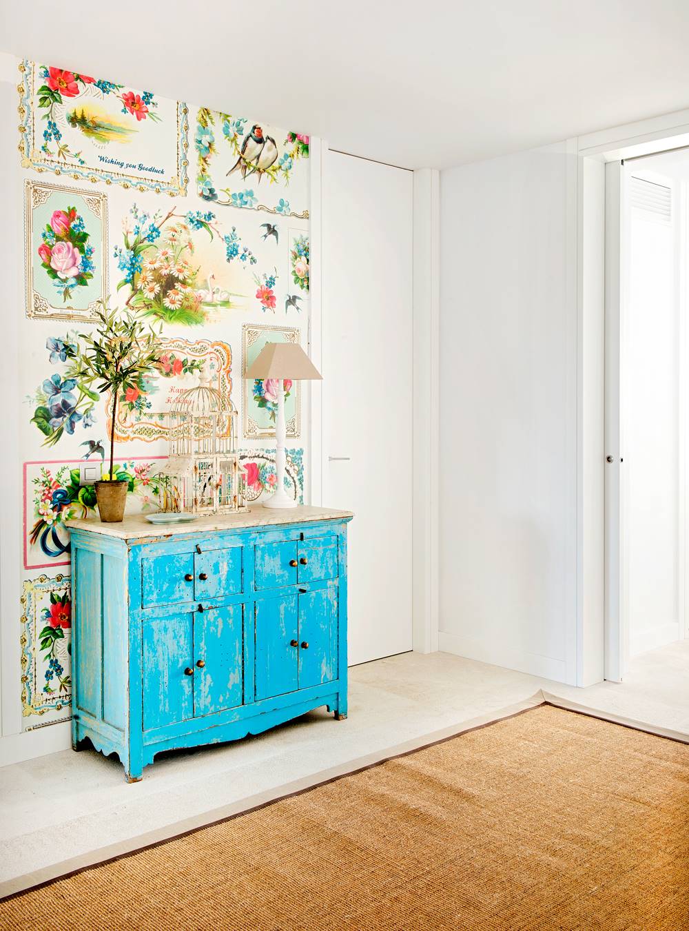Recibidor con mueble vintage pintado de azul y pared a cuadros en colores vistosos 433831