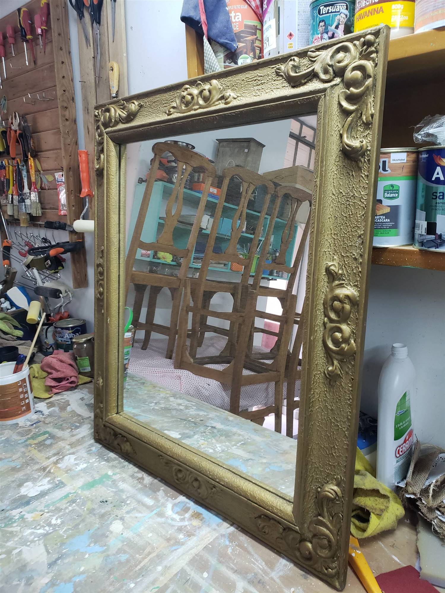 Espejo sin restaurar en dorado. Antes: Un espejo dorado pasado de moda