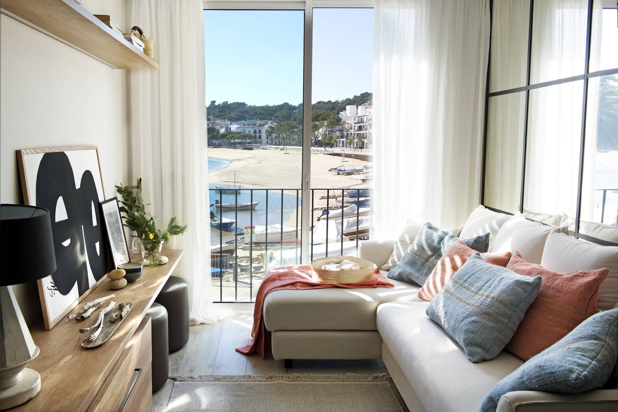 Salón de casa de verano con vistas al mar y sofá chaiselongue_00507448-