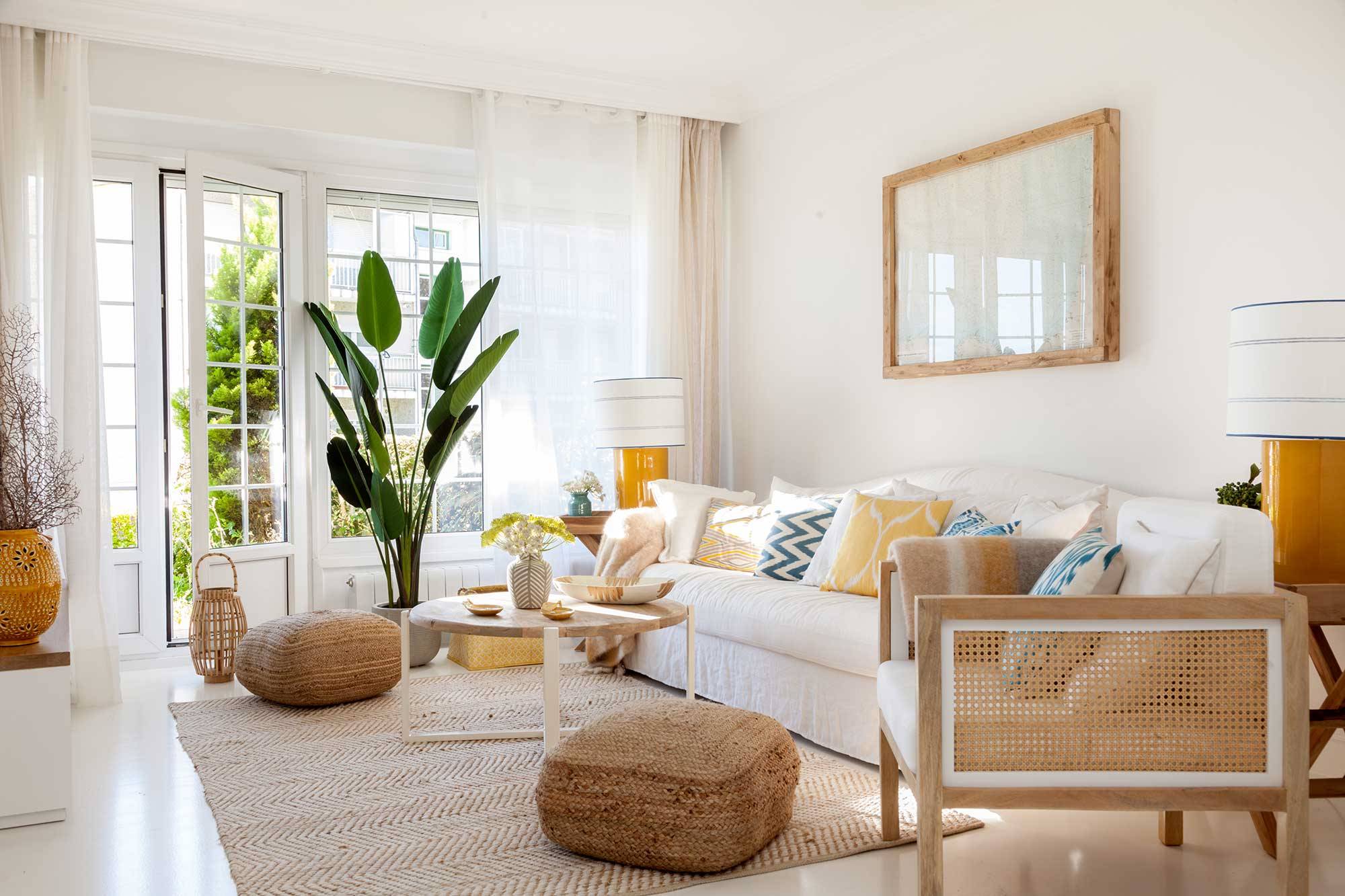 Salón de apartamento de verano en blanco con sofá grande