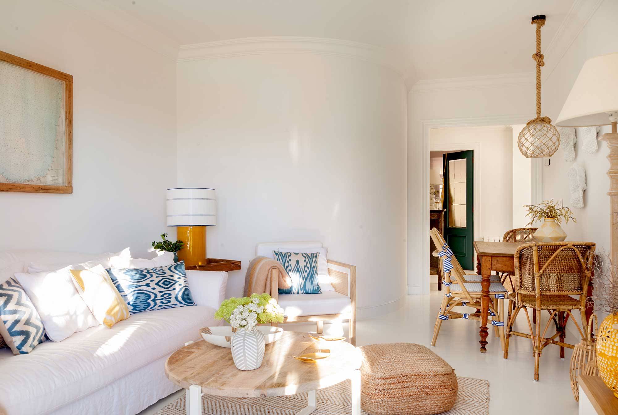 Salón de apartamento de verano en blanco con sofá grande y detalles en amarillo