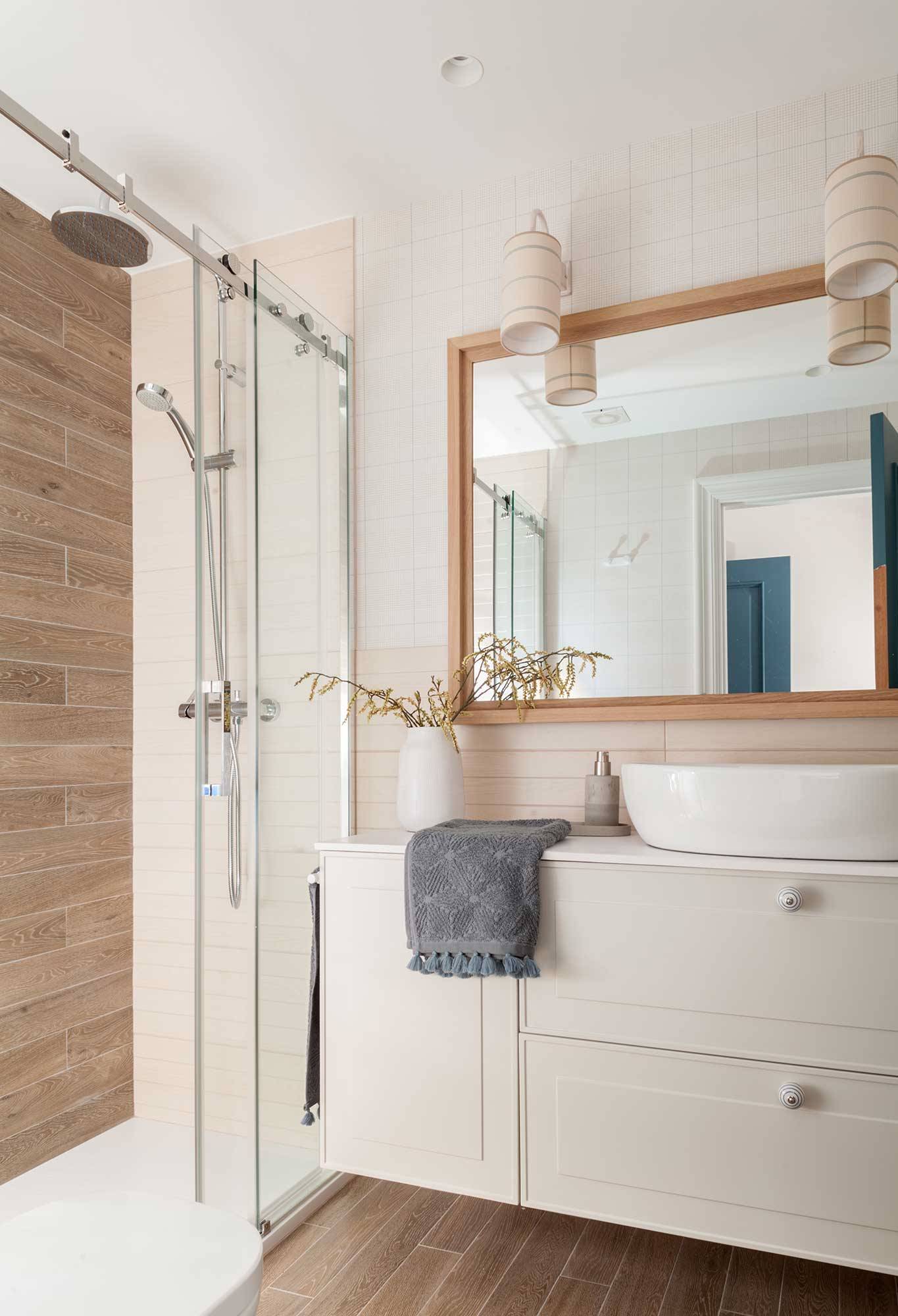 Baño pequeño con ducha grande con pared revestida de madera cerámica y gran mueble de baño