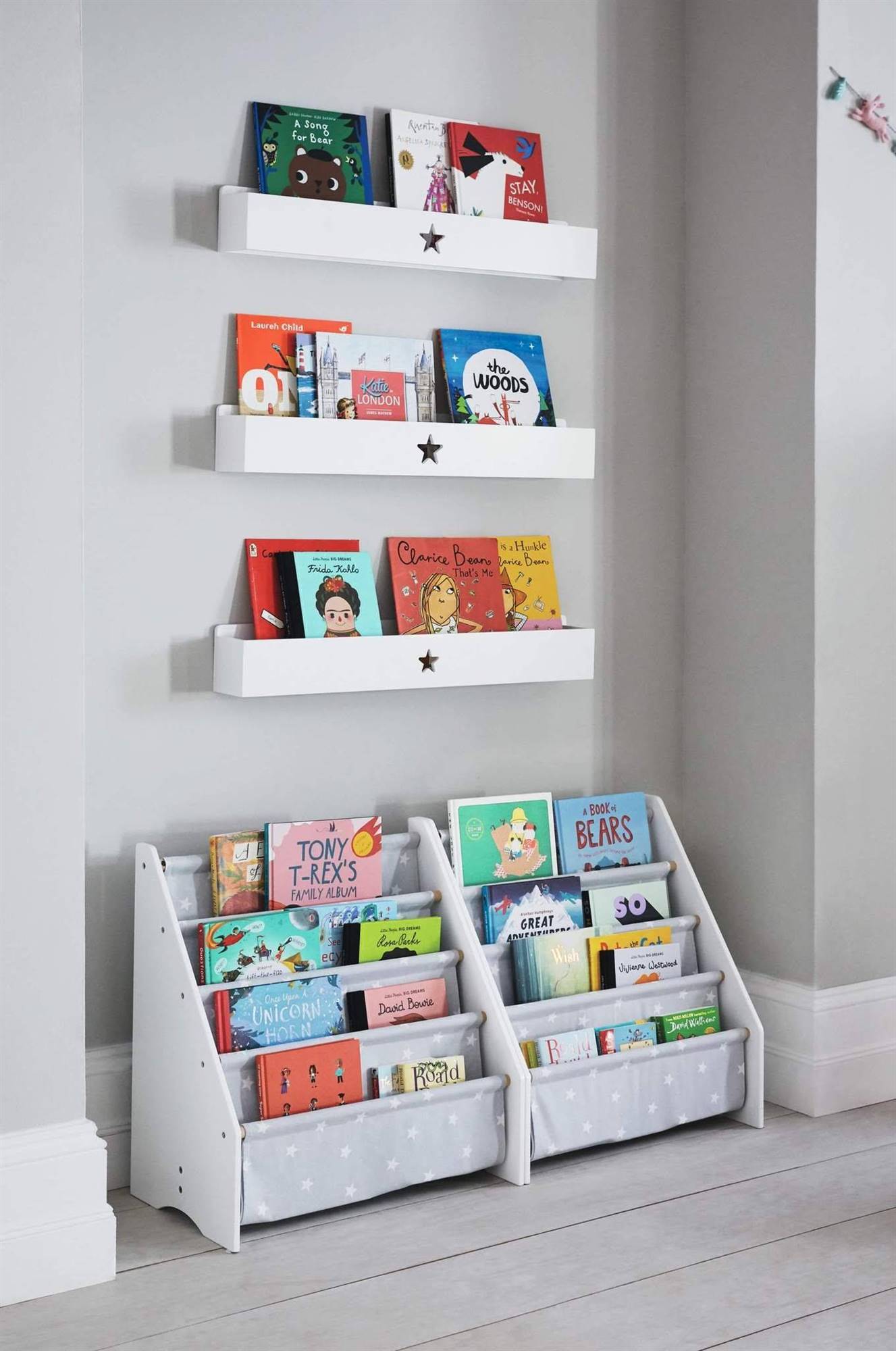 Rincón de lectura infantil decorado con baldas y librerías