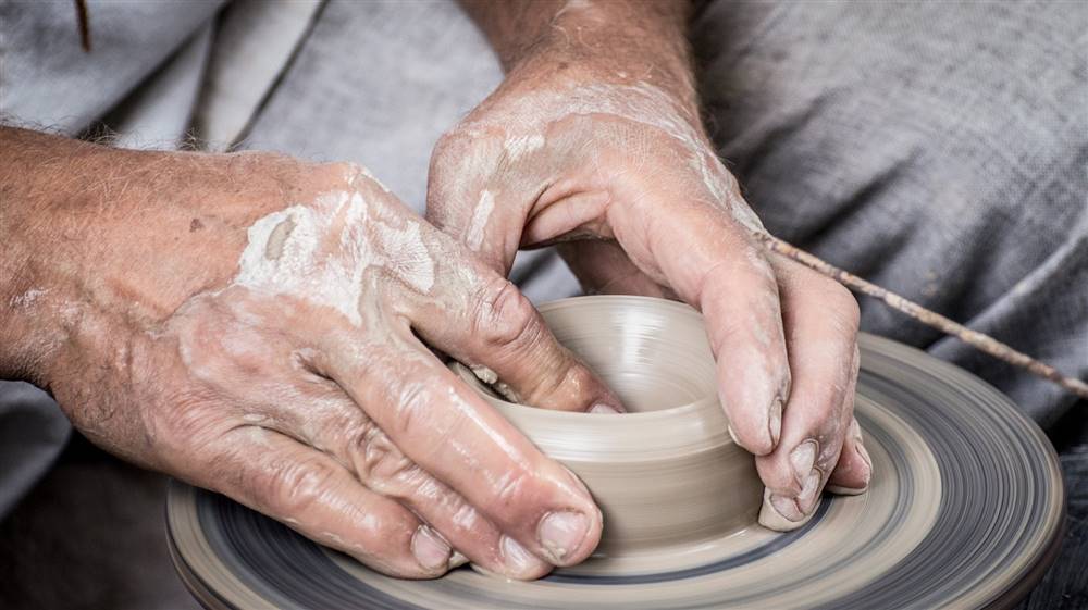 manos de hombre haciendo ceramica