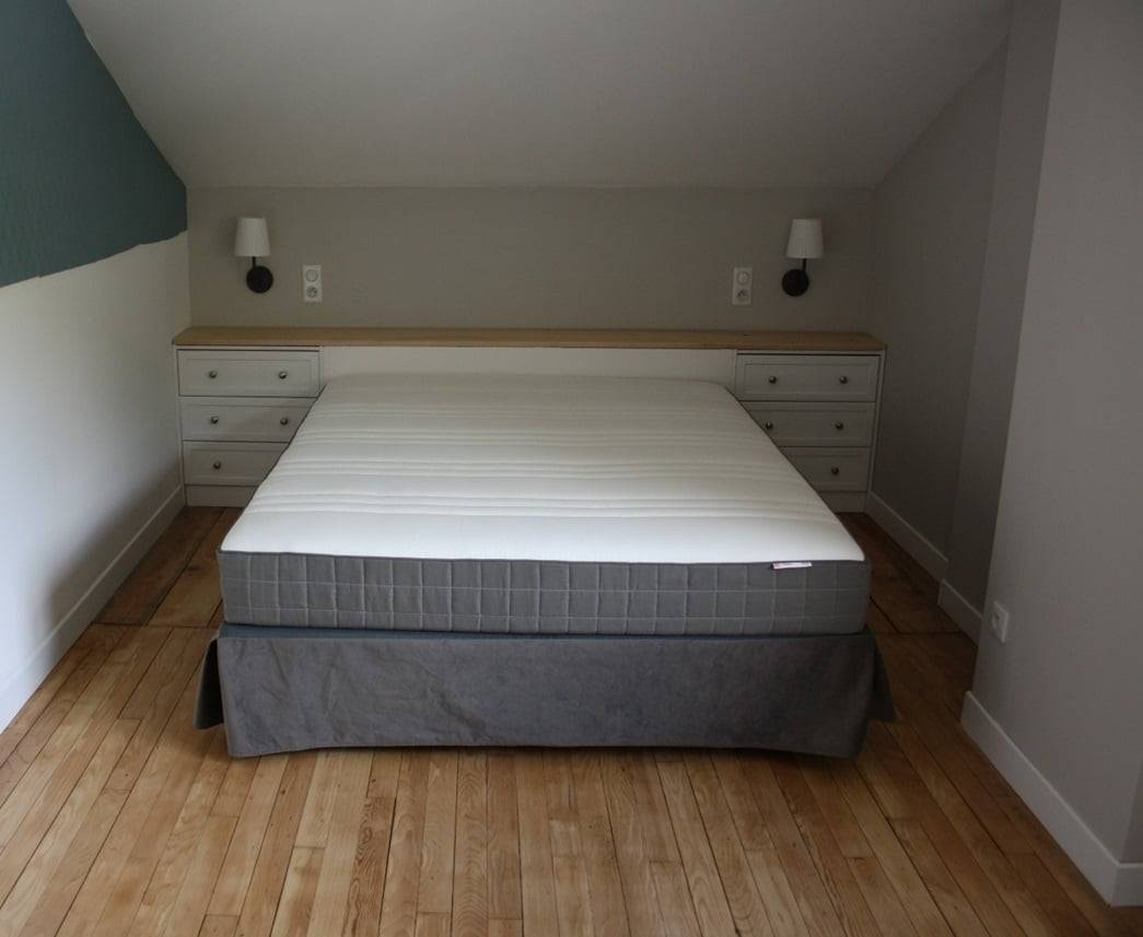 Cabecero de cama hecho con dos cómodas RAST de IKEA