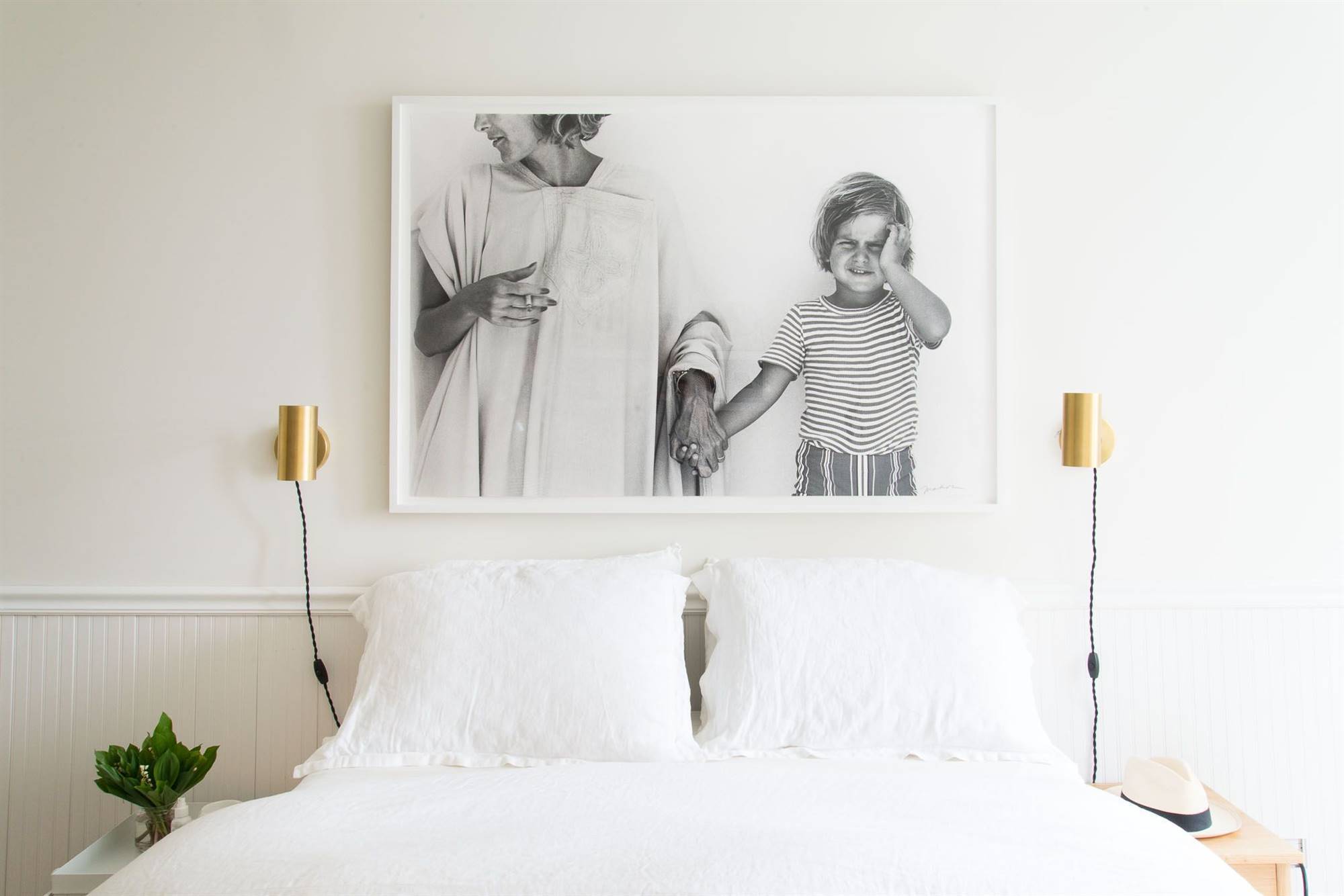 Cabecero de cama decorado con una foto familiar en blanco y negro