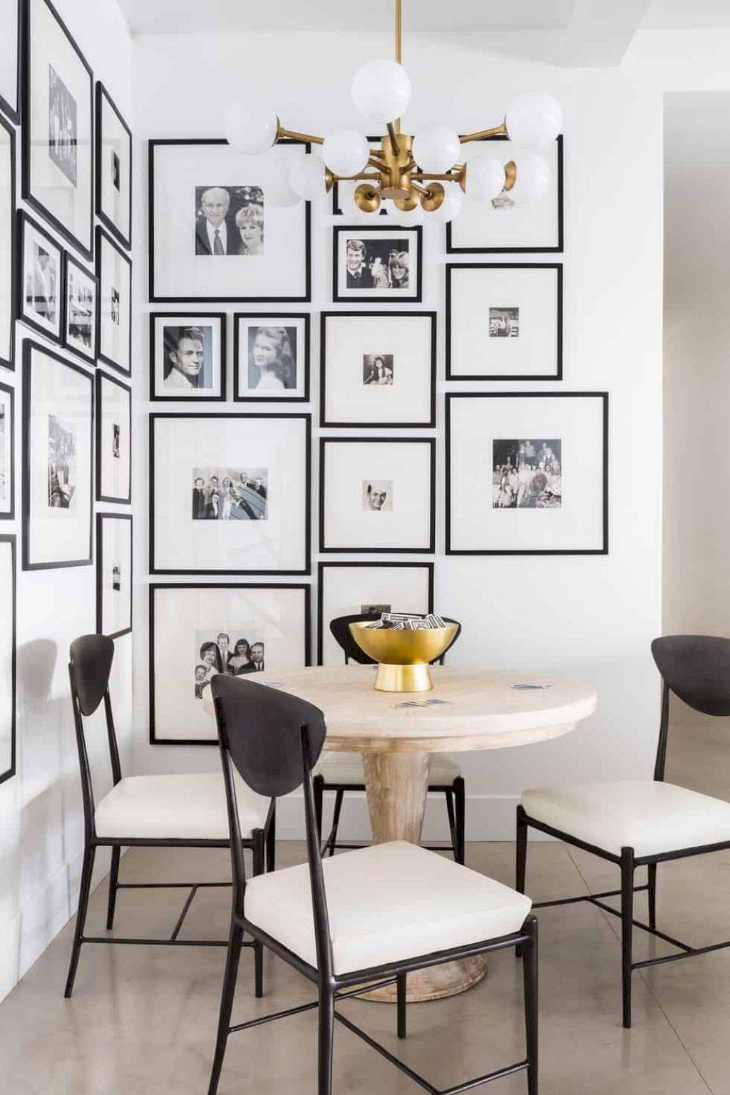 Comedor decorado con fotografías familiares en blanco y negro