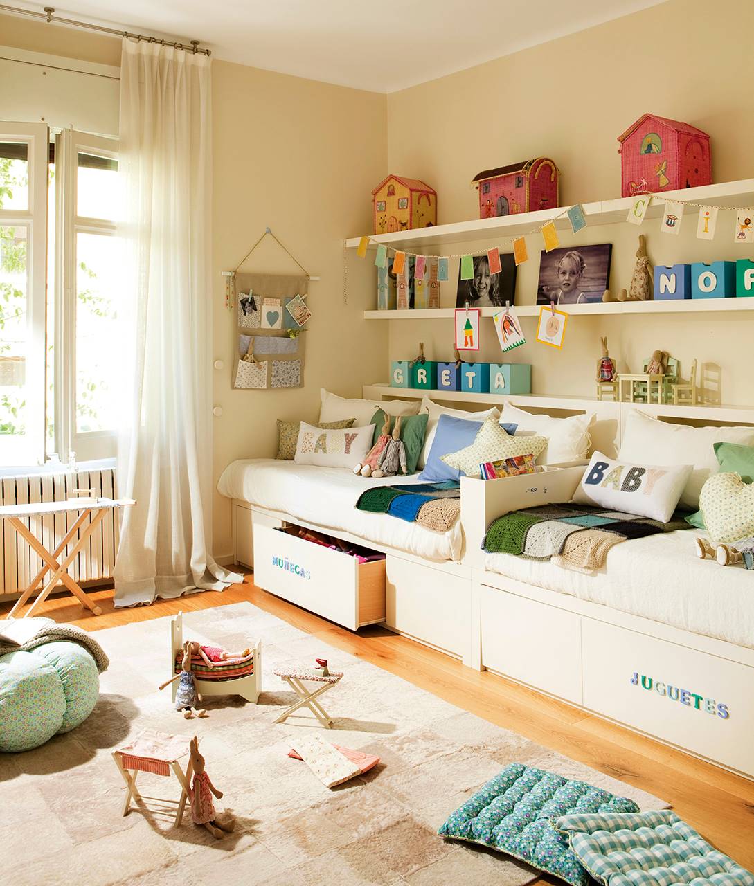 Dormitorio con camas en línea y baldas para juguetes en la pared de las camas