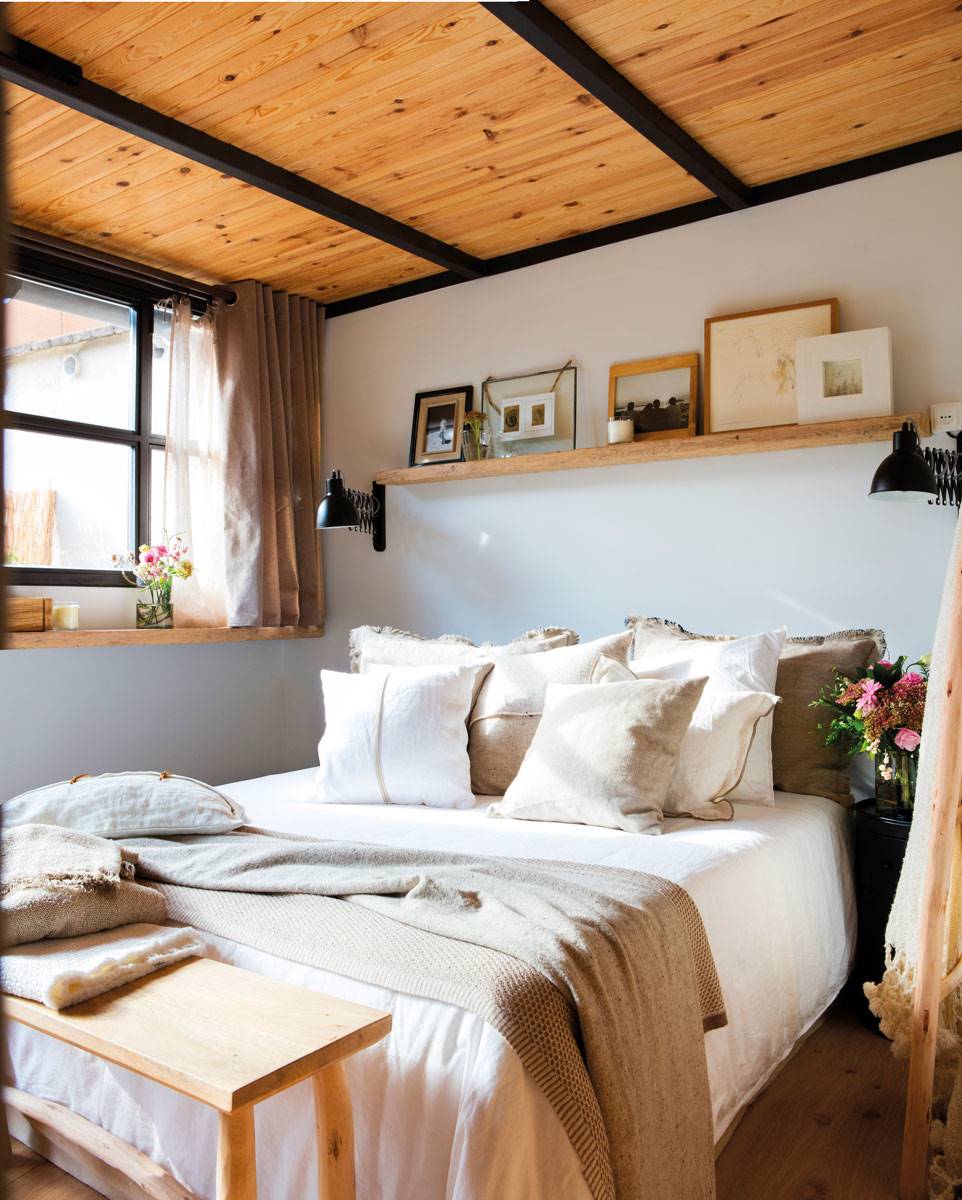 dormitorio-techo-madera-banco-de-madera-y-estante-en-la-pared 00470832
