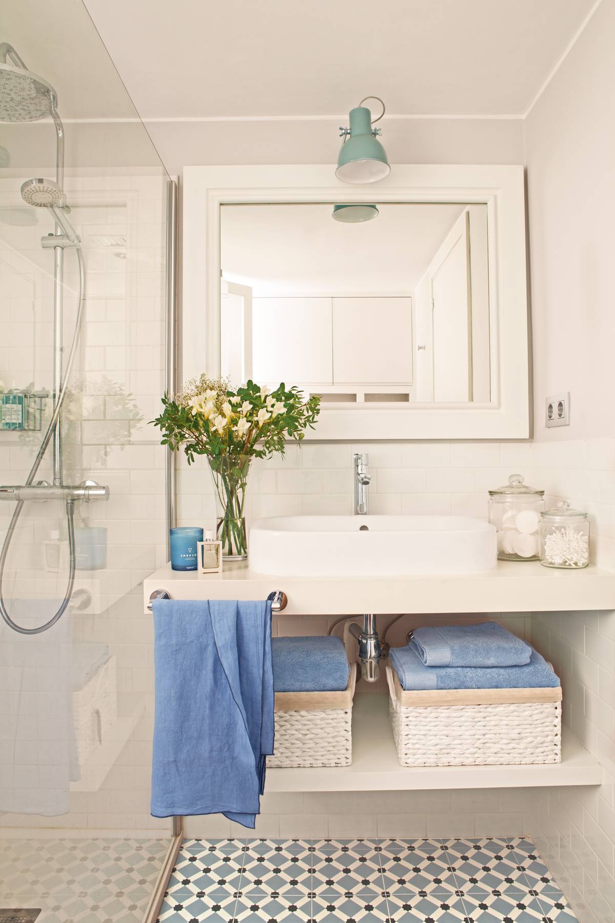 Mueble bajolavabo blanco con baldas, foco verde, mampara y mosaico hidráulico azul y blanco 00413066
