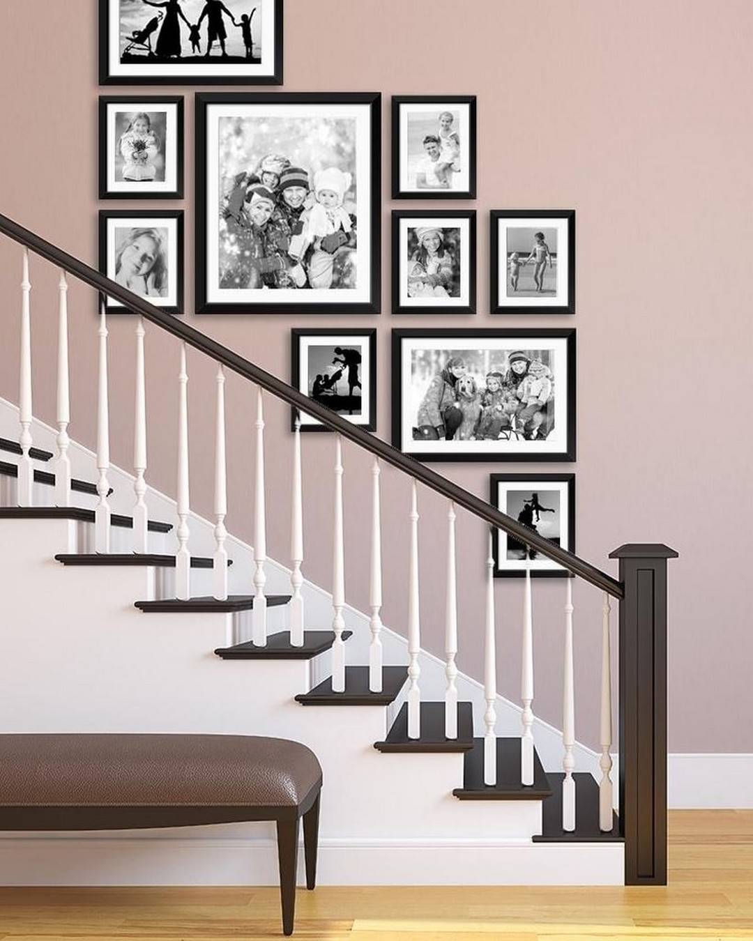 Pared de la escalera decorada con fotografías familiares en blanco y negro