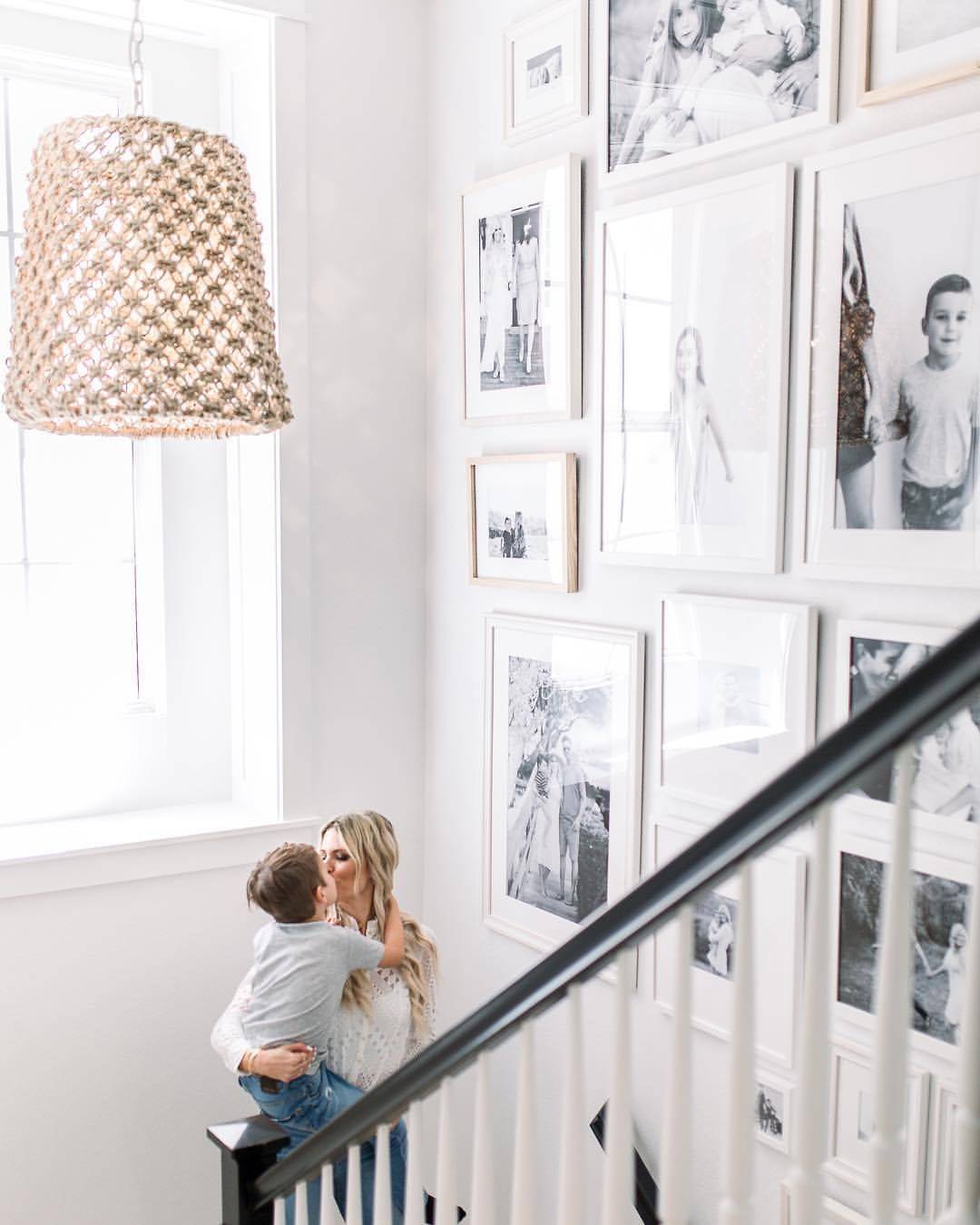 Pared de la escalera decorada con fotografías familiares en blanco y negro