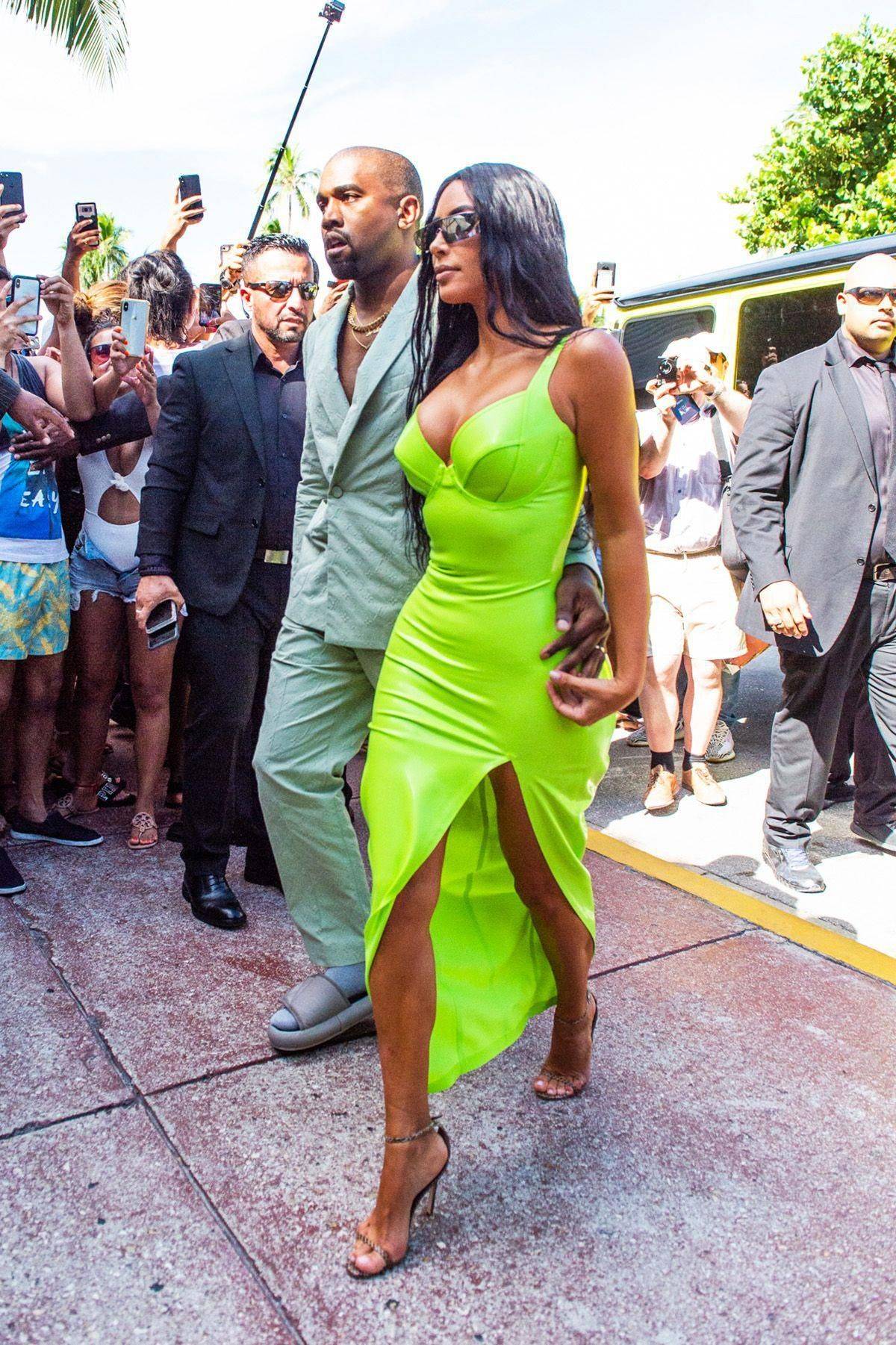 Kim Kardashian con un vestido de color verde neón