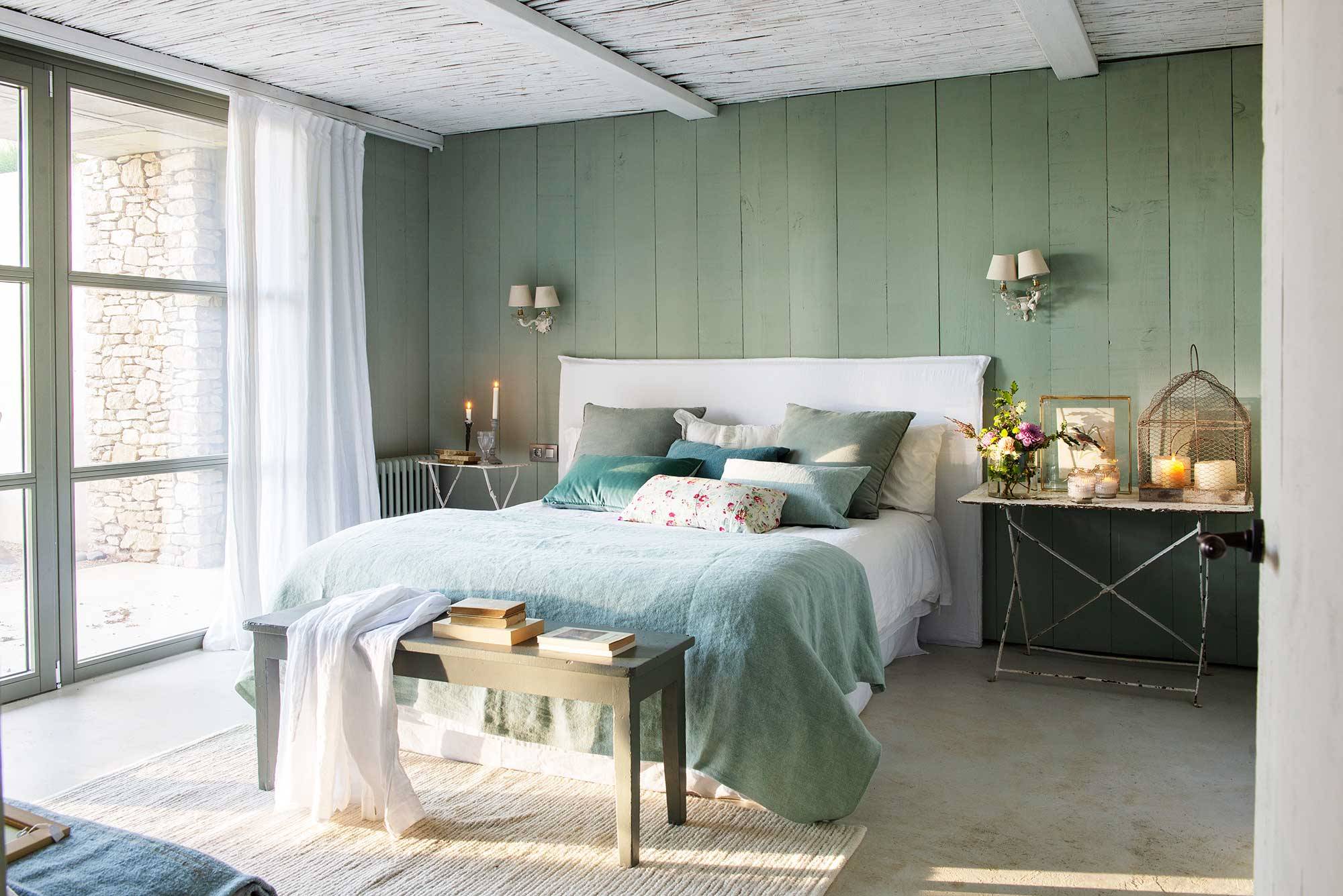 Dormitorio campestre con paredes en verde y cabecero blanco_00515304 O