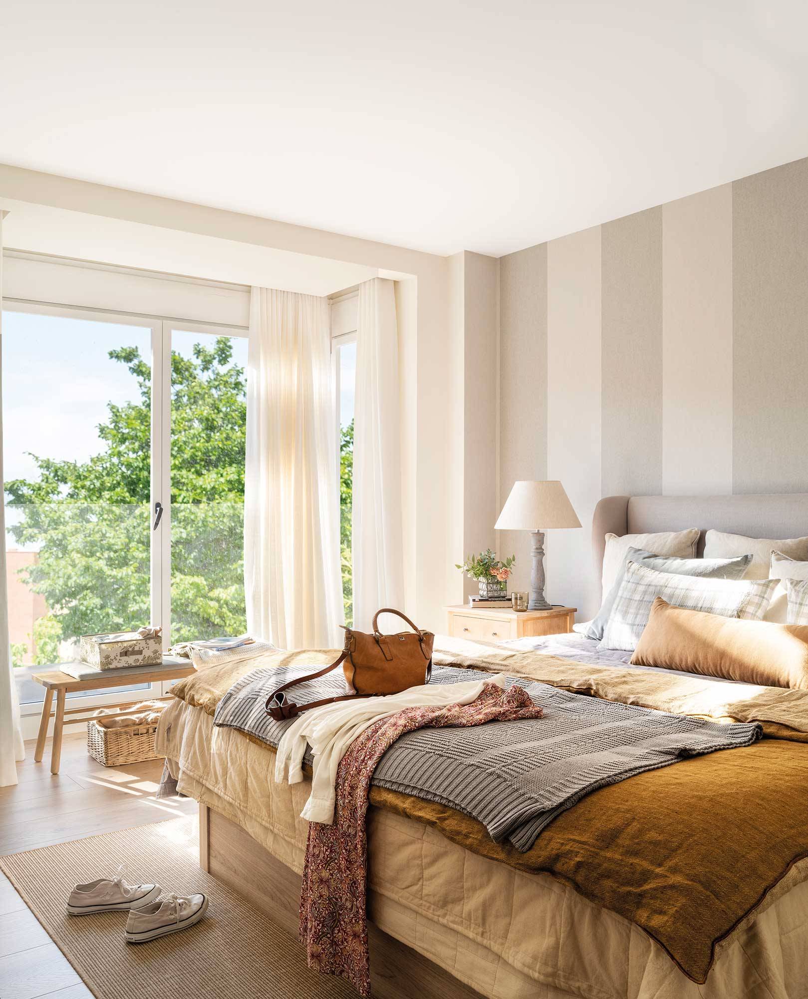Dormitorio con cabecero orejero tapizado en beige_00517100