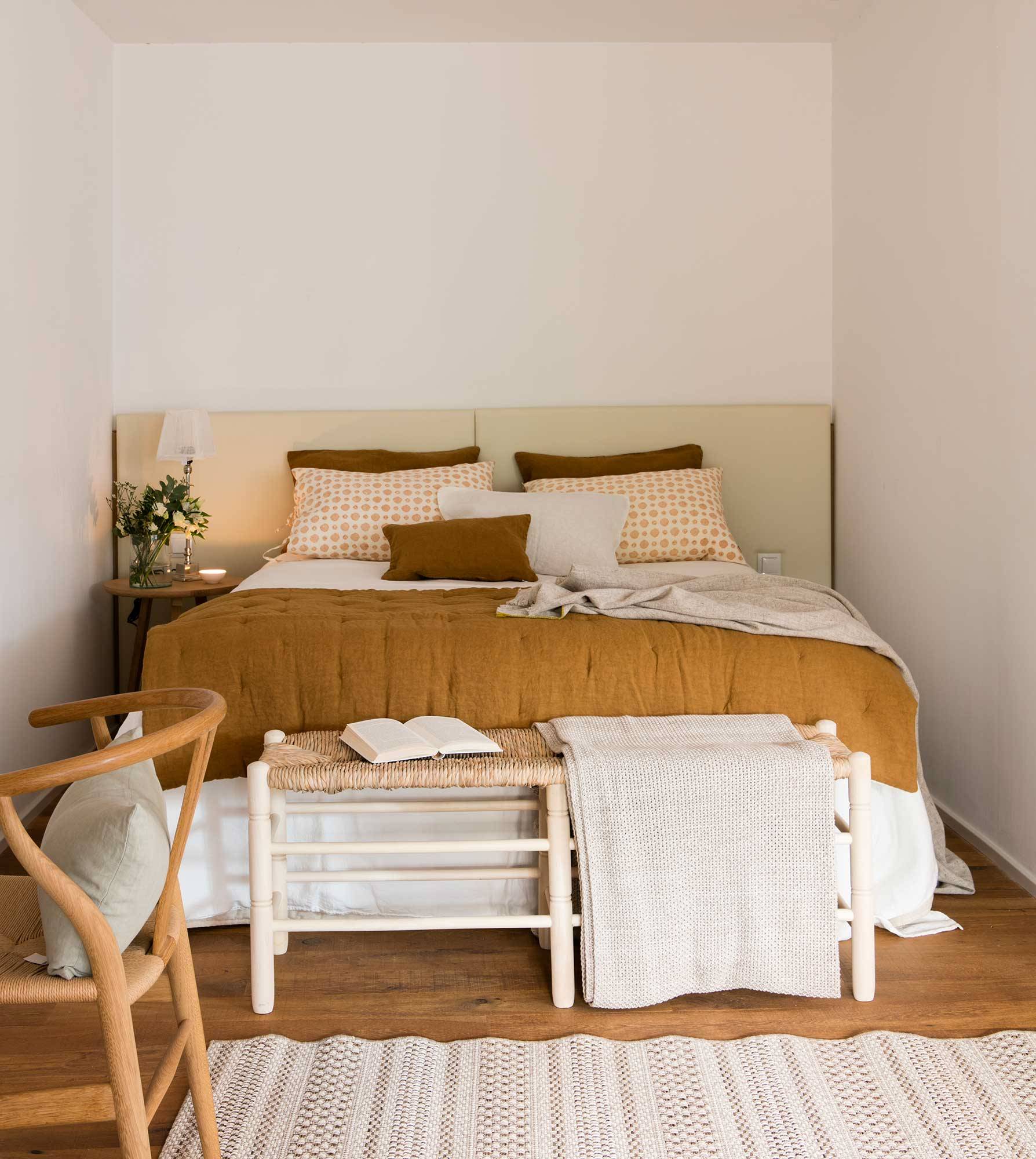 Dormitorio pequeño con cama con cabecero de polipiel blanca_00521140 O