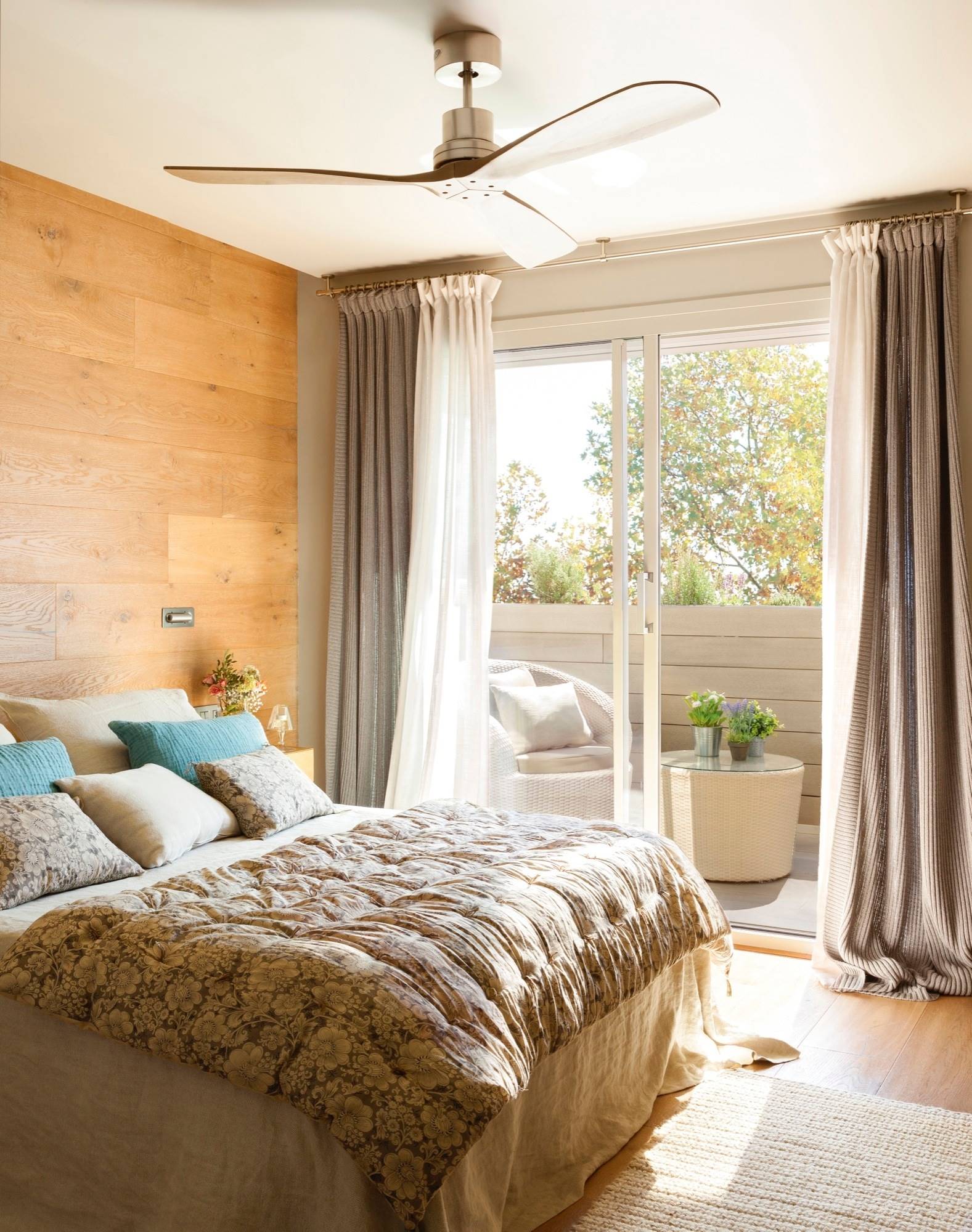 Dormitorio con pared revestida de madera y terraza. 00406261 fdd91f80