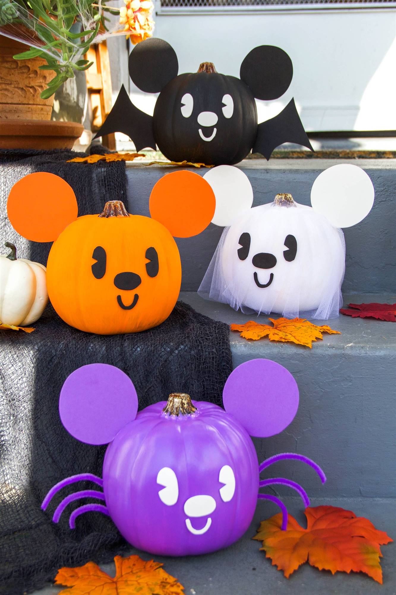 Calabazas de Halloween decoradas como personajes de Disney.