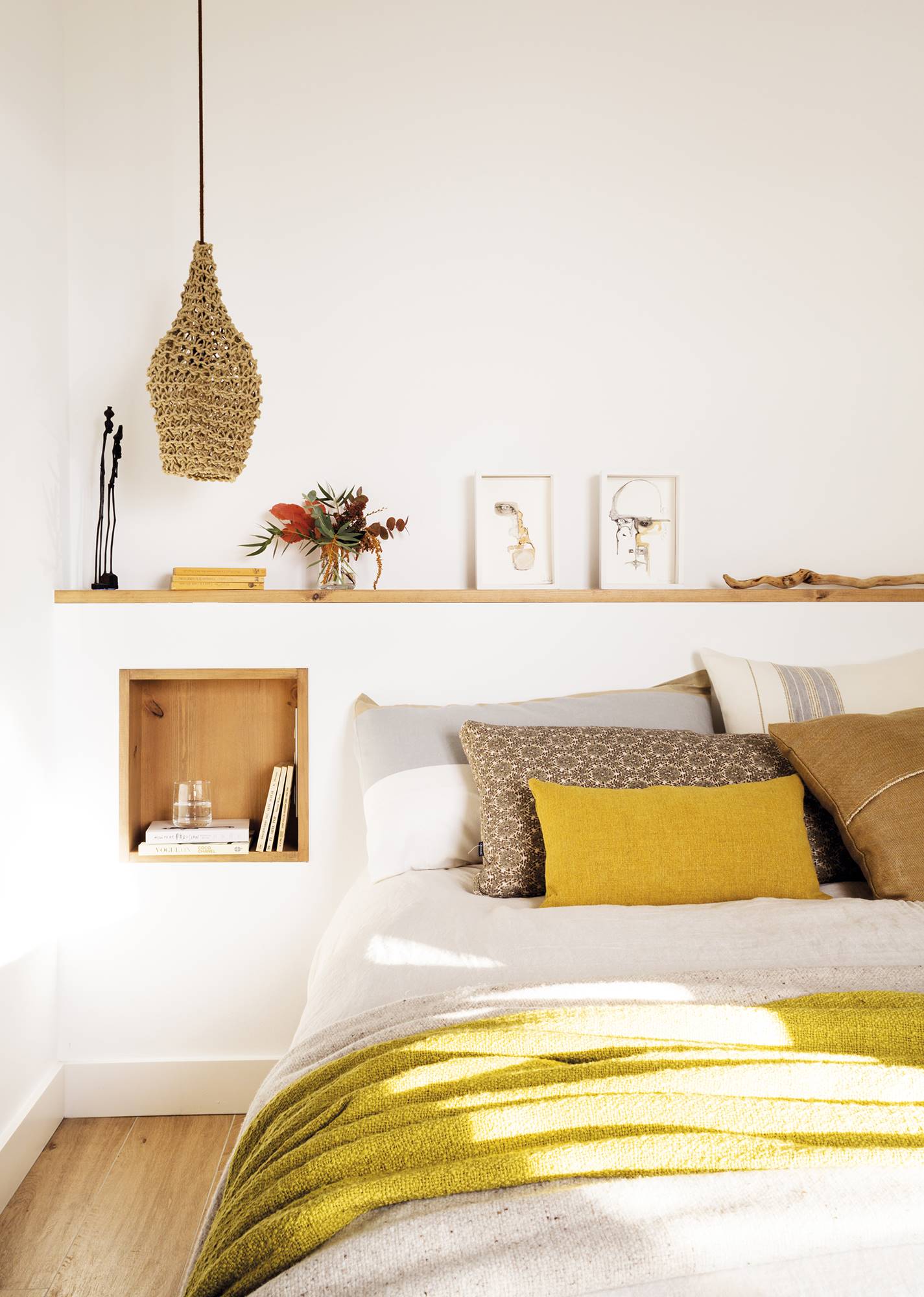 Dormitorio con cabecero de obra blanco con hornacina de madera a modo de mesilla