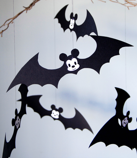 Móvil de murciélagos de cartulina con la cara de Mickey Mouse para Halloween.