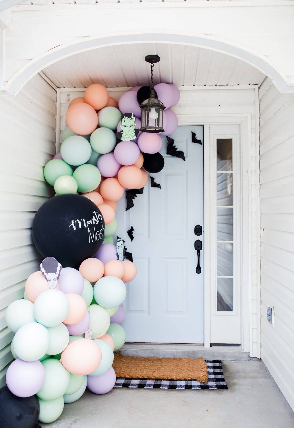 Rincón de globos en colores pastel como decoración de Halloween a la entrada