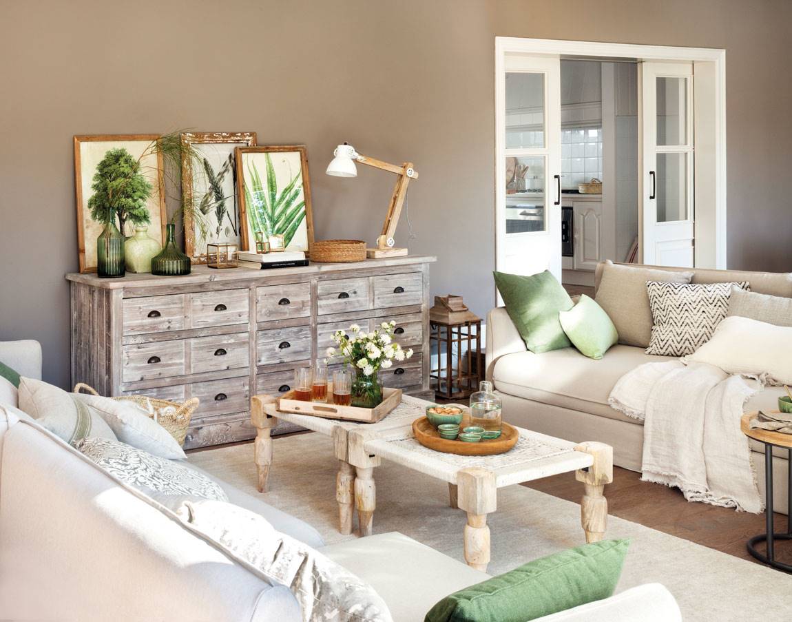 salón-con-tonos-tostados-paredes-y-detalles-verdes-con-sofas-contrapuestos-y-mesas-centro-de-madera 00464727