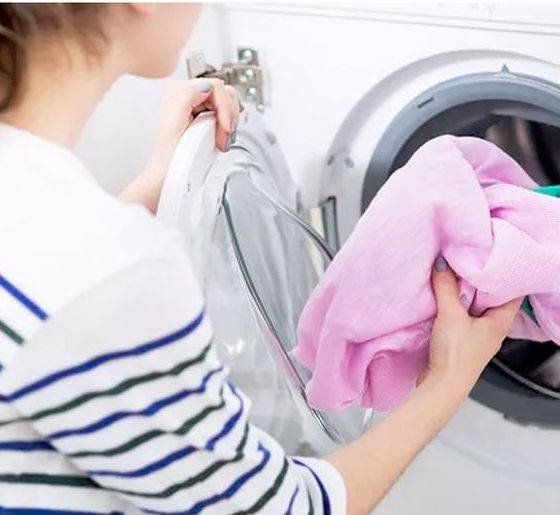 mujer lavando la ropa 