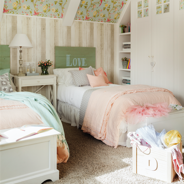 Un precioso dormitorio juvenil renovado con papel pintado (con presupuesto)
