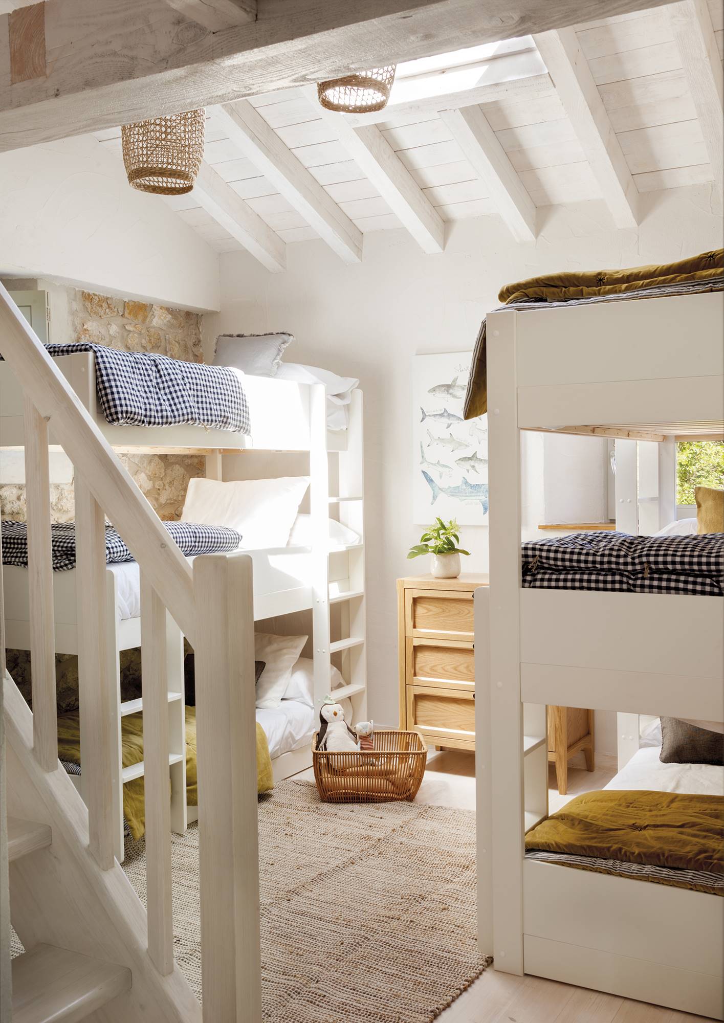 Dormitorio infantil de estilo rústico con literas.
