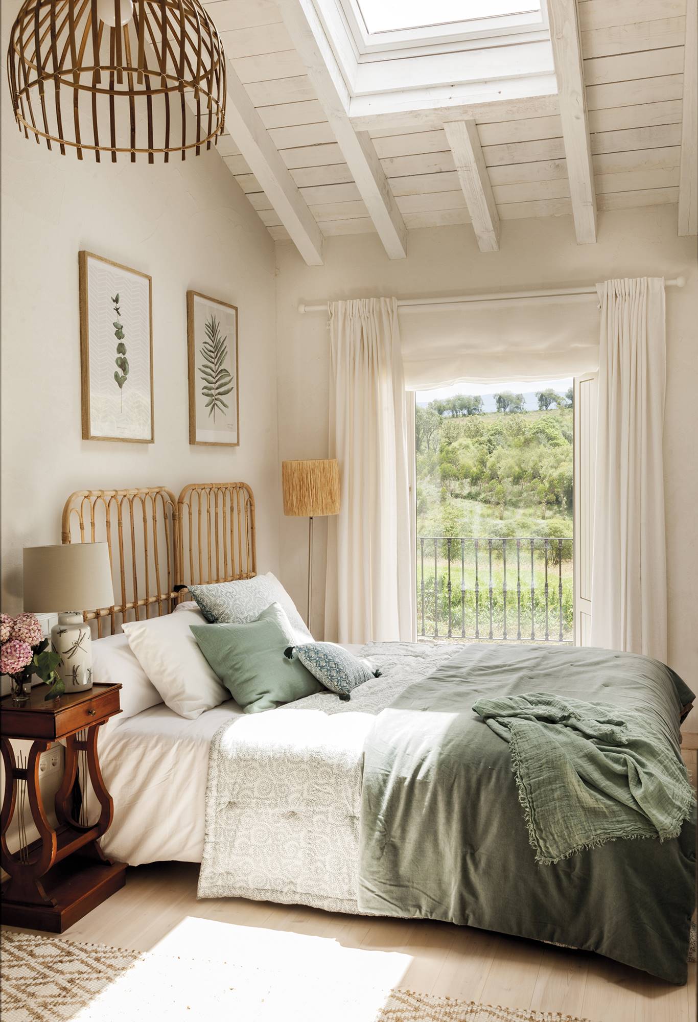 Dormitorio con cama con ropa de cama verde, cortinas, cabecero de fibras y vigas.